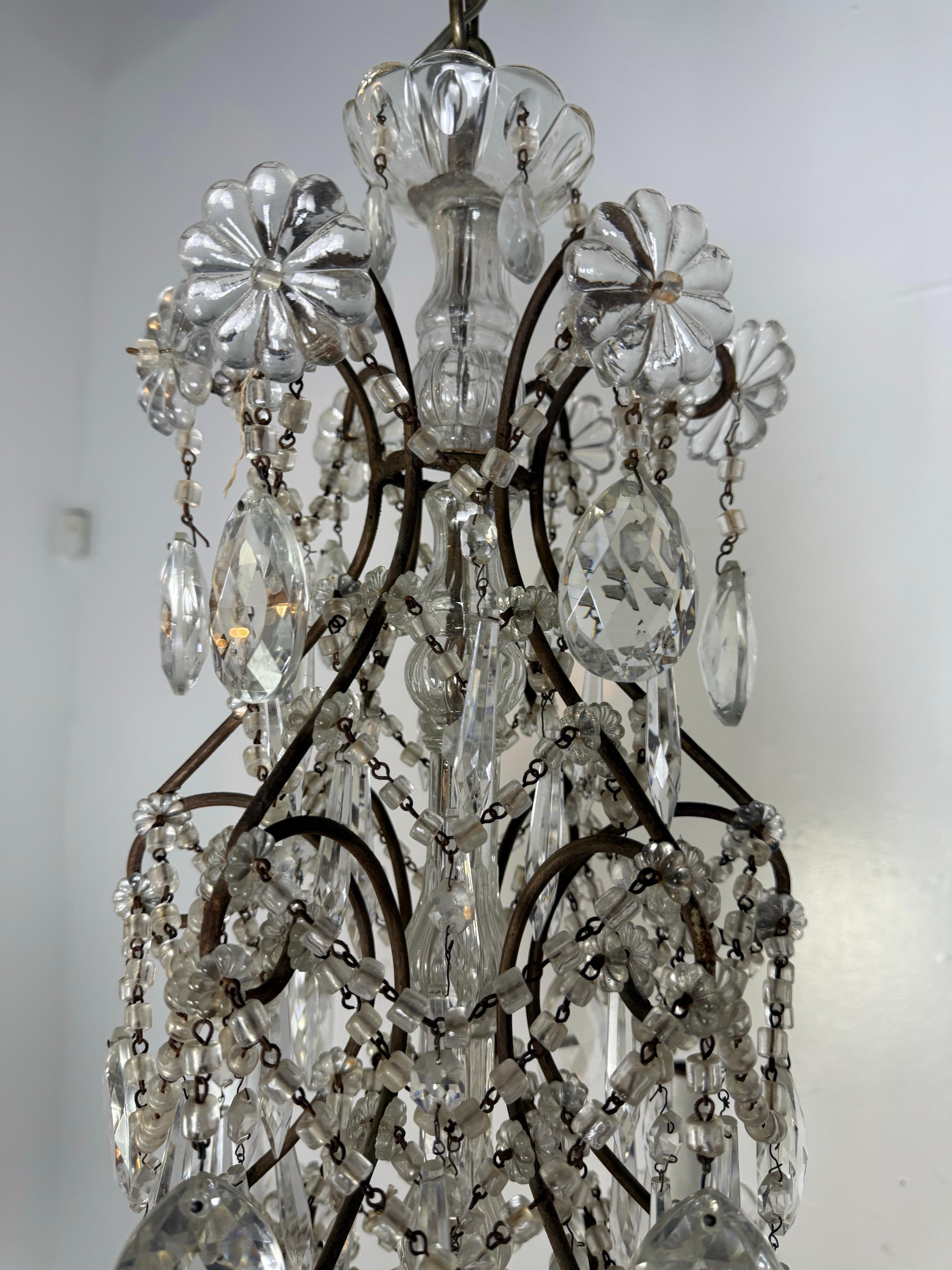 Rococò Lampadario di cristallo francese con perline a forma di maccheroni A.I.C. 1930 in vendita
