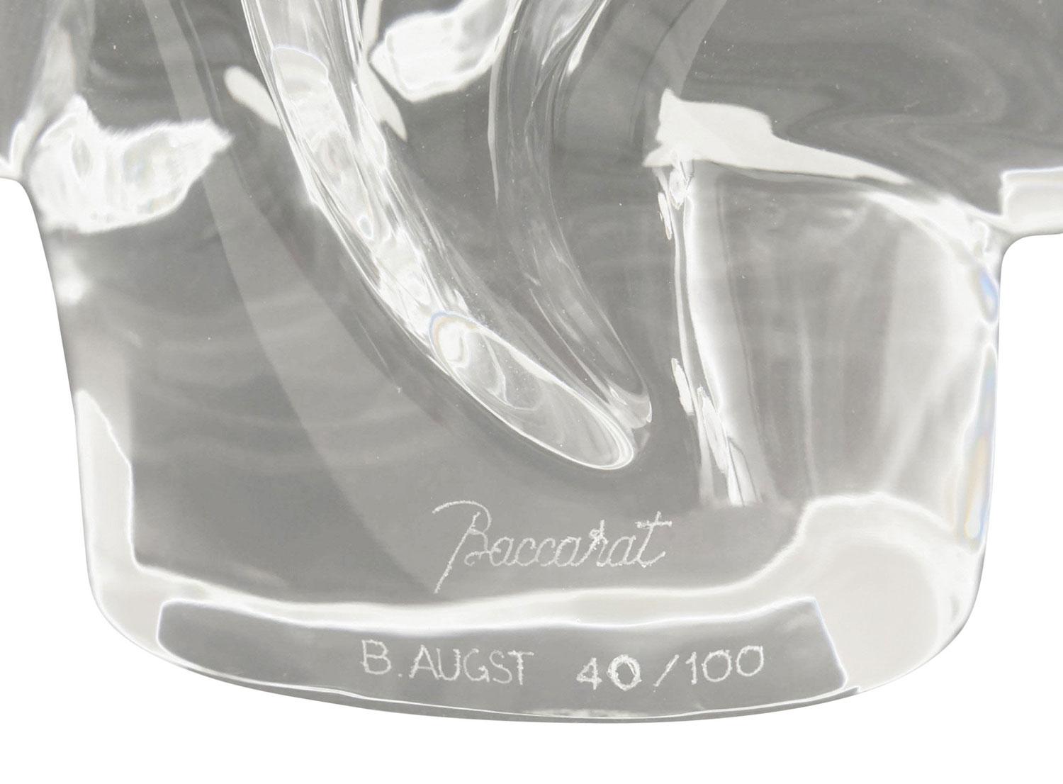 Édition limitée (40/100) d'une sculpture en cristal du milieu du siècle dernier (années 1980/90) représentant un petit paon aux plumes déployées (signée BACCARAT, dessinée par B AUGST).