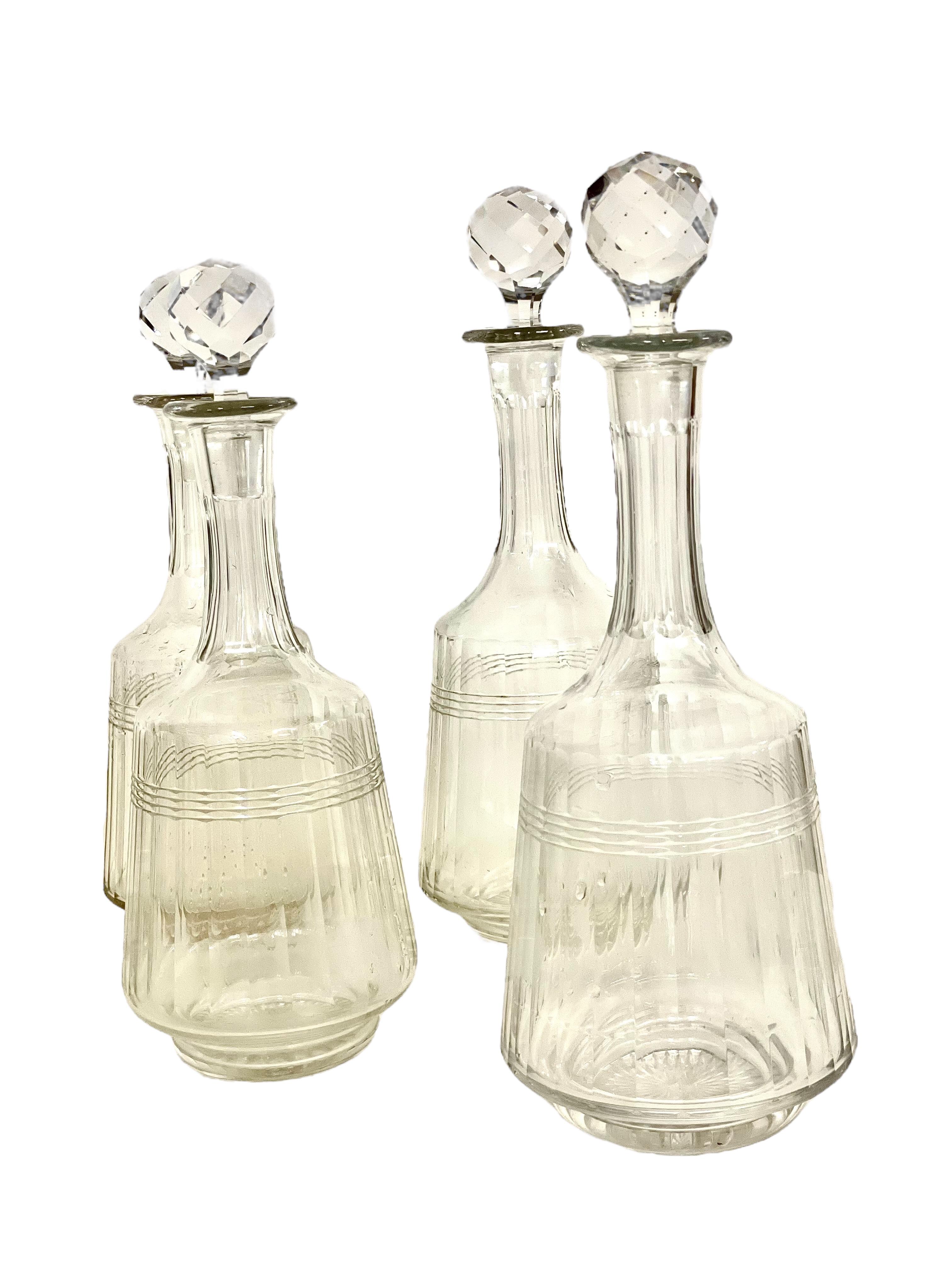Ensemble de 18 verres et 4 carats de carafes en cristal français, 19ème siècle en vente 8