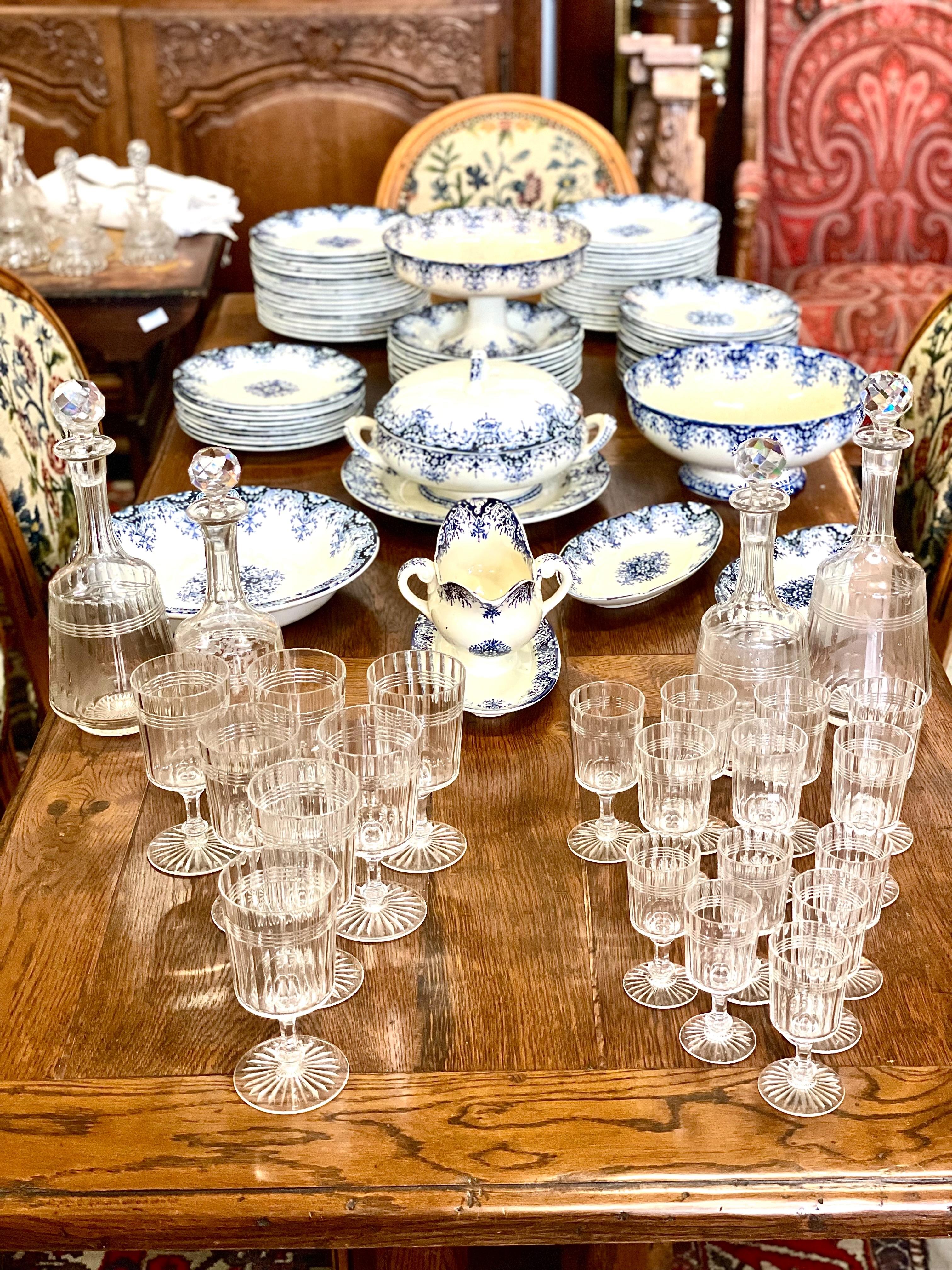 Ensemble de 18 verres et 4 carats de carafes en cristal français, 19ème siècle en vente 9