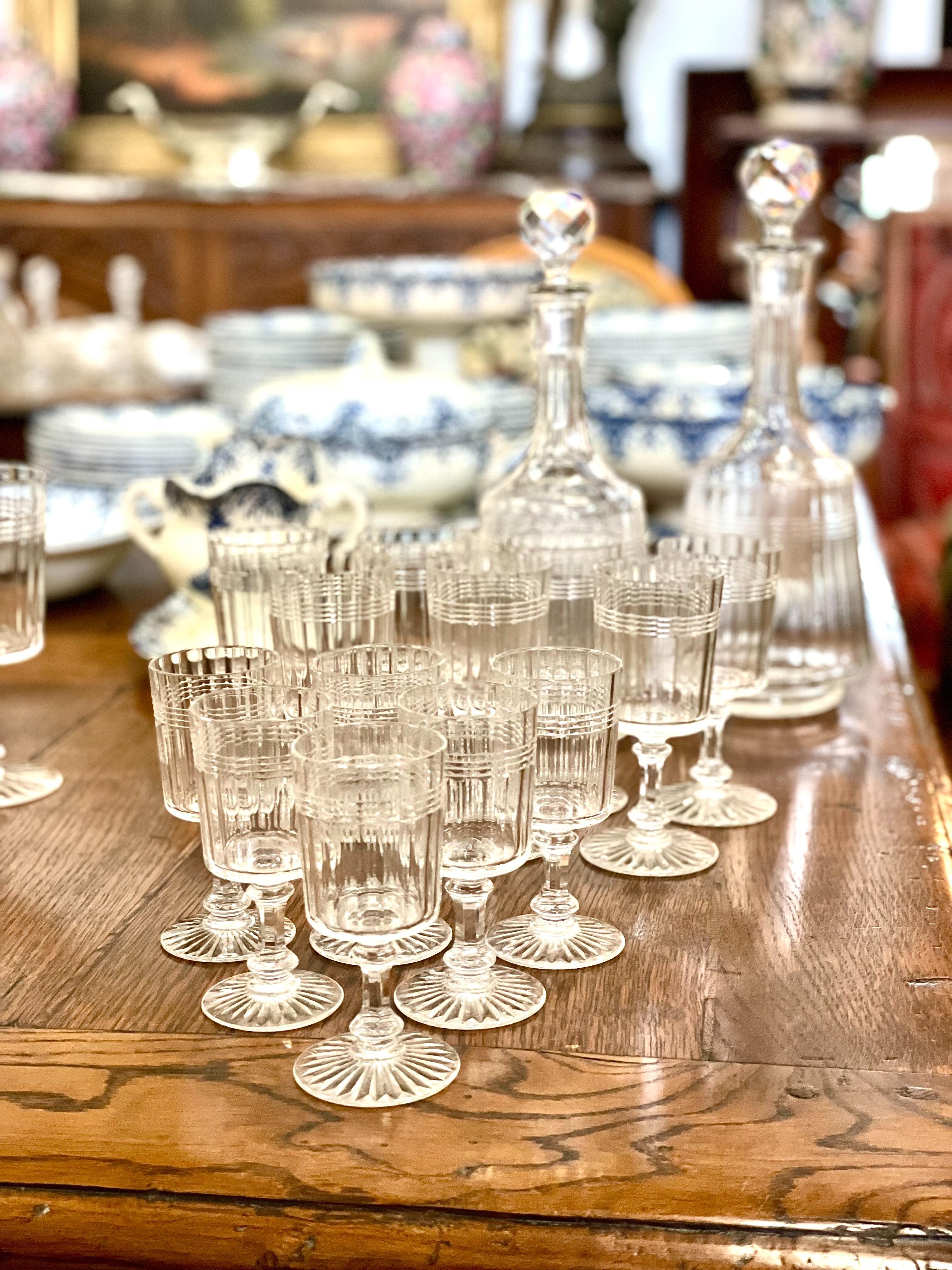 Ensemble de 18 verres et 4 carats de carafes en cristal français, 19ème siècle en vente 10