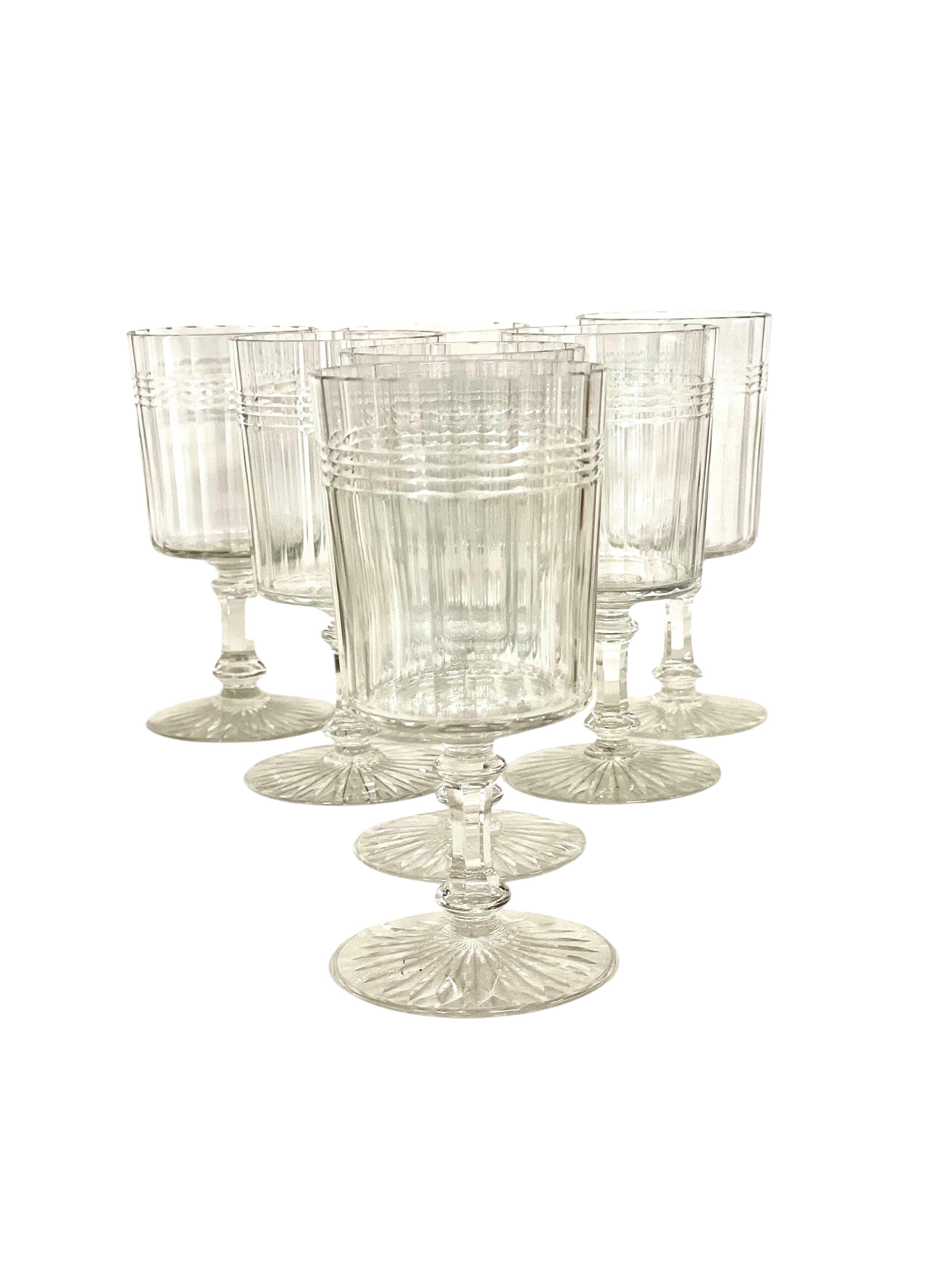 Cet ensemble de cristal français de la fin du XIXe siècle comprend 18 verres à pied de trois tailles différentes et 4 carafes magnifiquement travaillées avec des bouchons à facettes. Chaque pièce est soufflée à la main et présente un motif vertical
