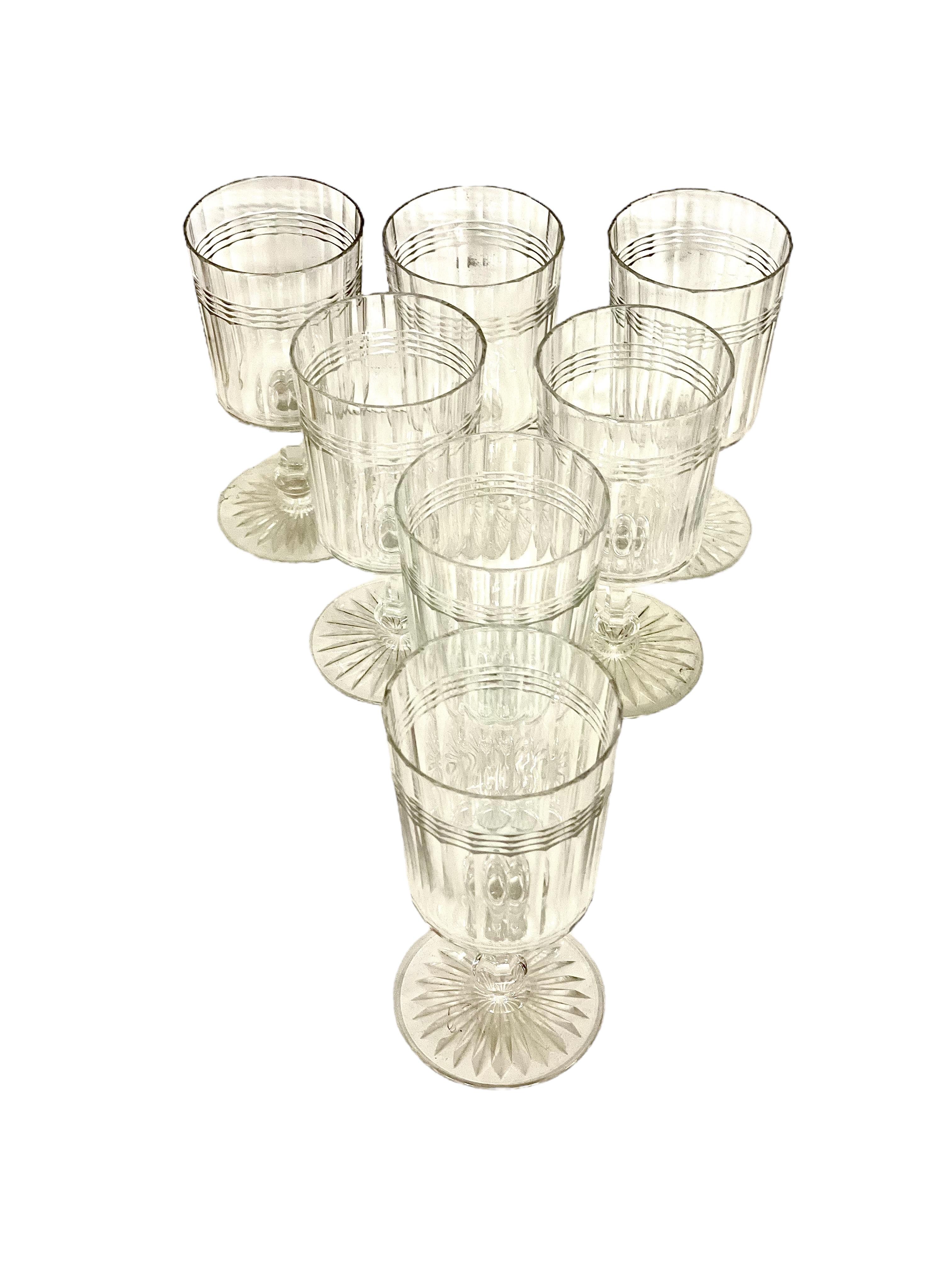 Français Ensemble de 18 verres et 4 carats de carafes en cristal français, 19ème siècle en vente