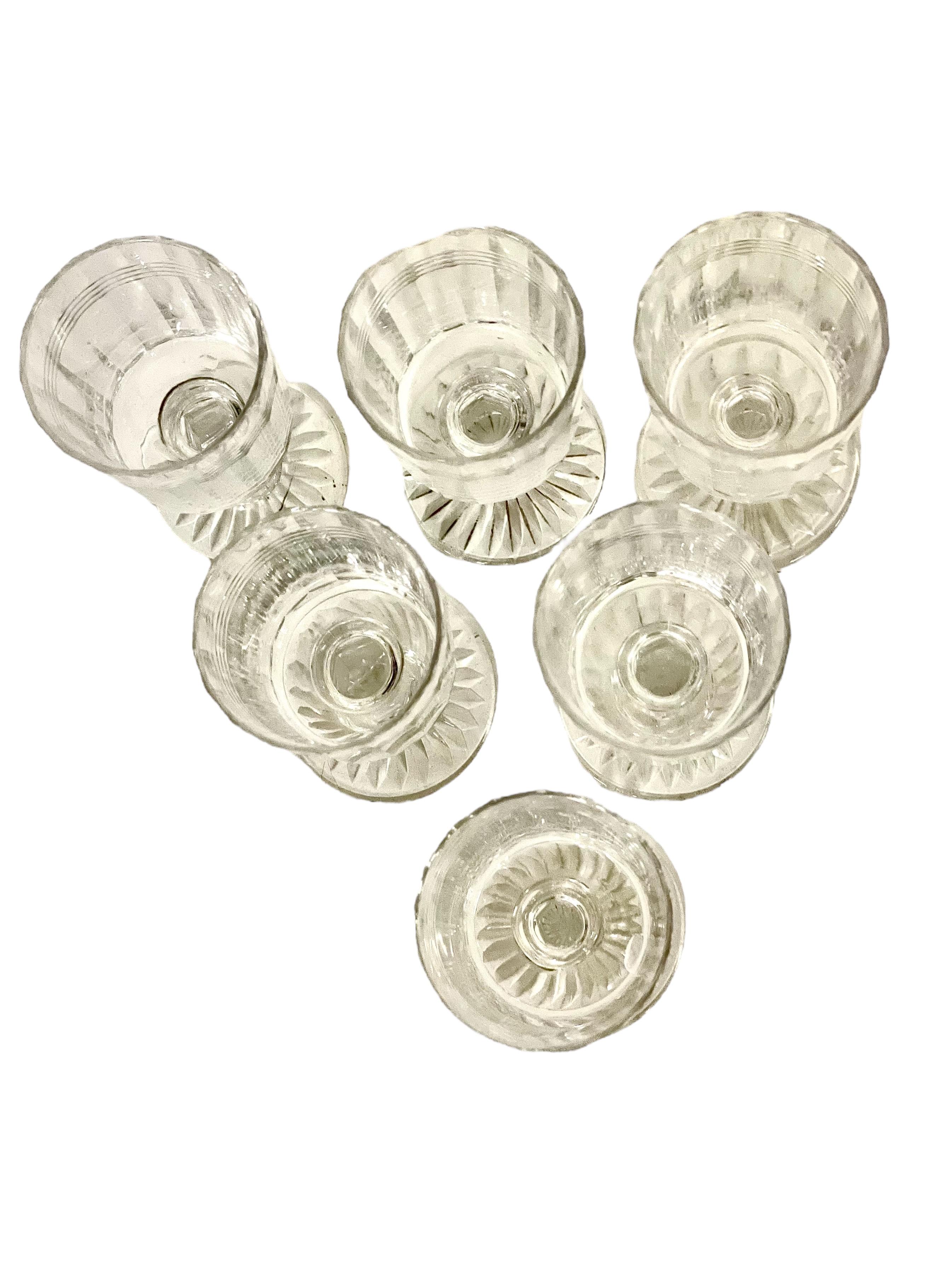 Cristal Ensemble de 18 verres et 4 carats de carafes en cristal français, 19ème siècle en vente
