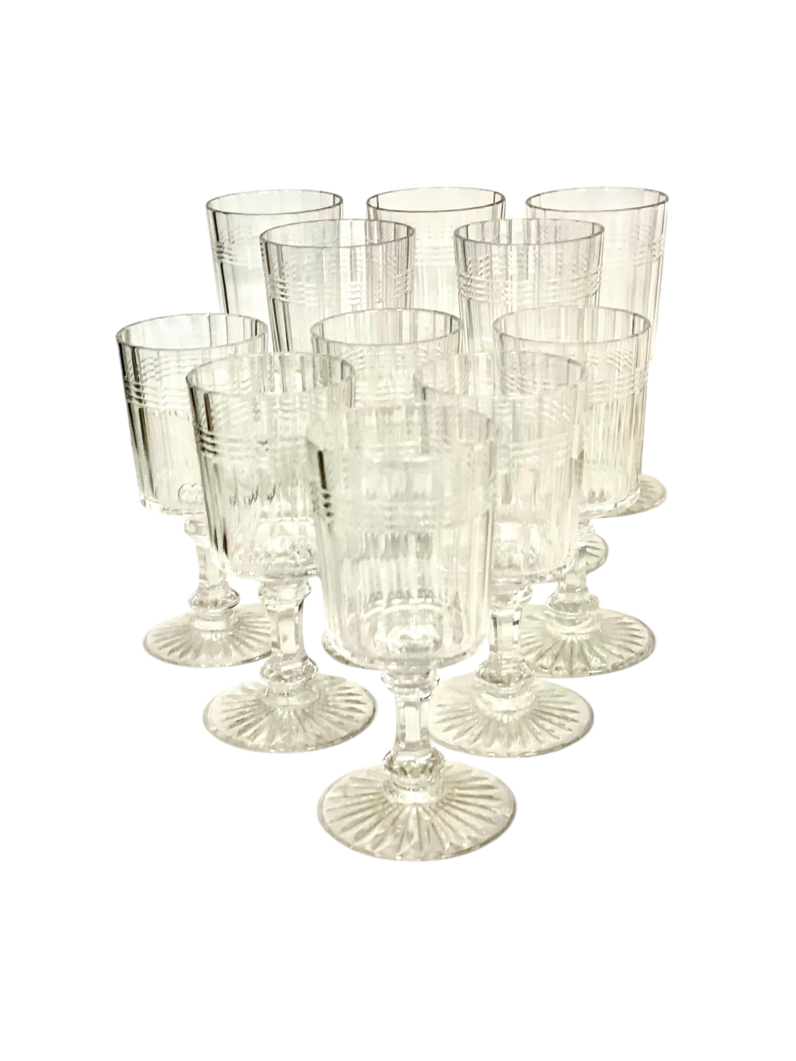 Ensemble de 18 verres et 4 carats de carafes en cristal français, 19ème siècle en vente 1