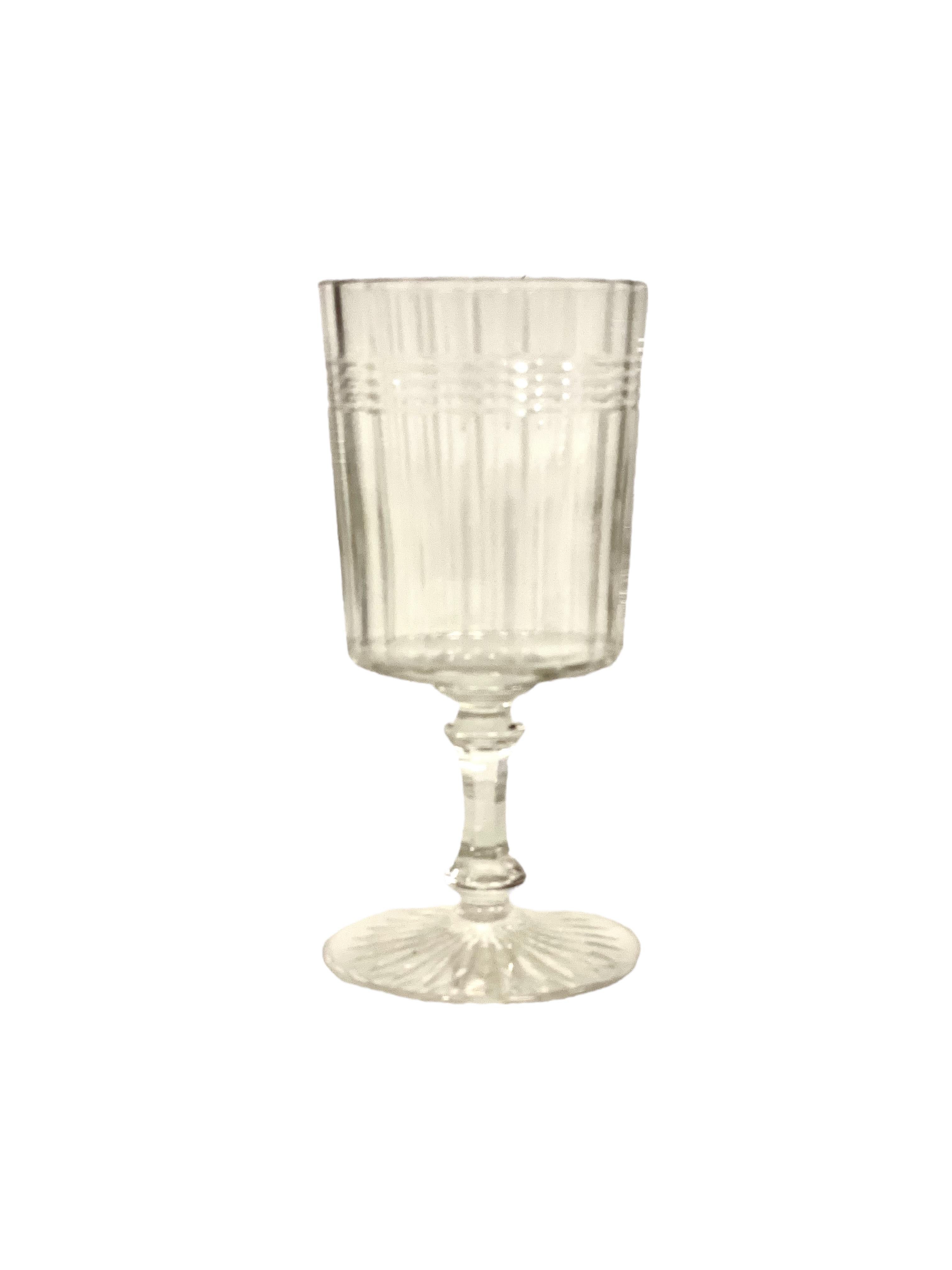 Ensemble de 18 verres et 4 carats de carafes en cristal français, 19ème siècle en vente 2