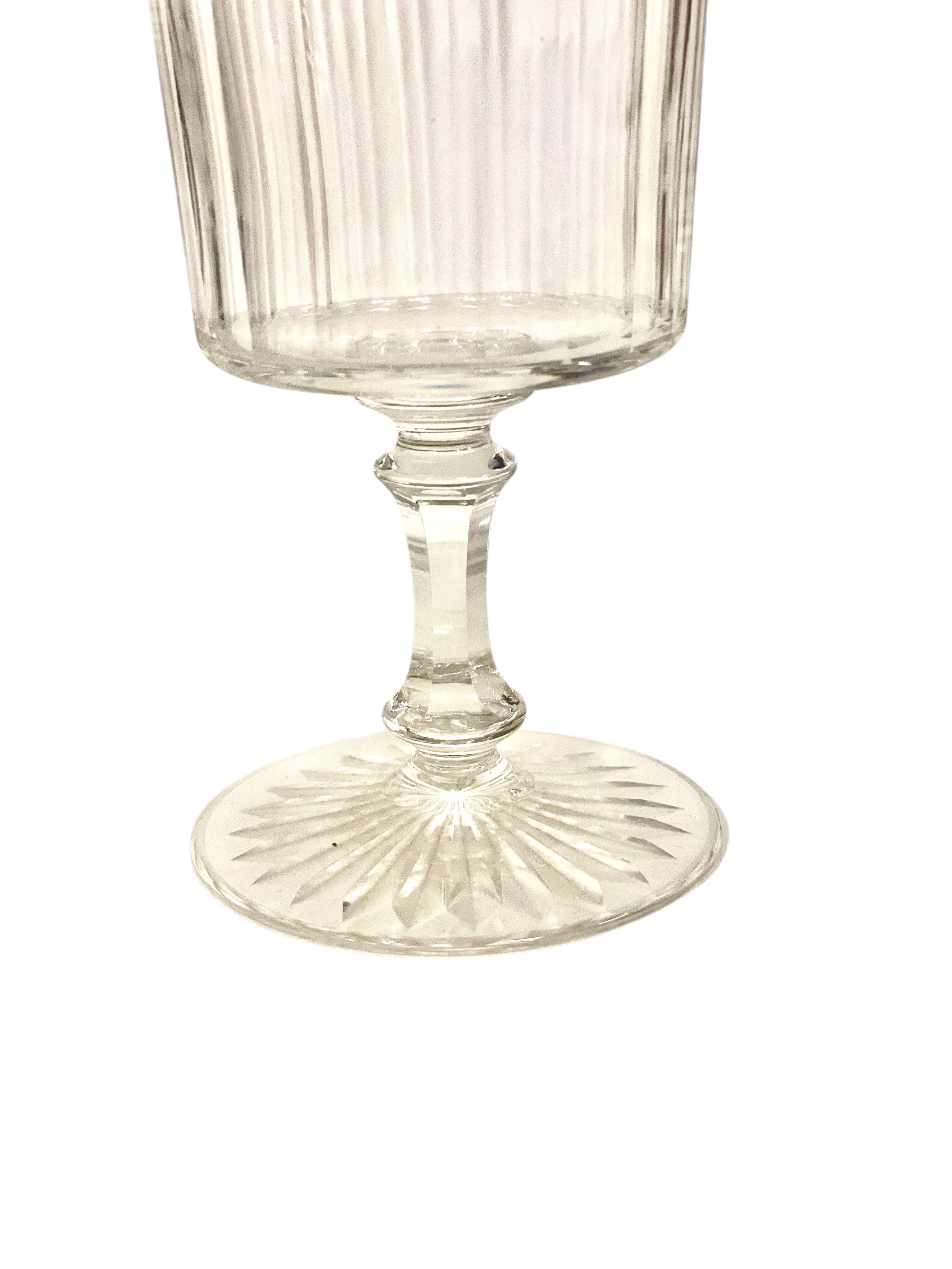 Ensemble de 18 verres et 4 carats de carafes en cristal français, 19ème siècle en vente 3