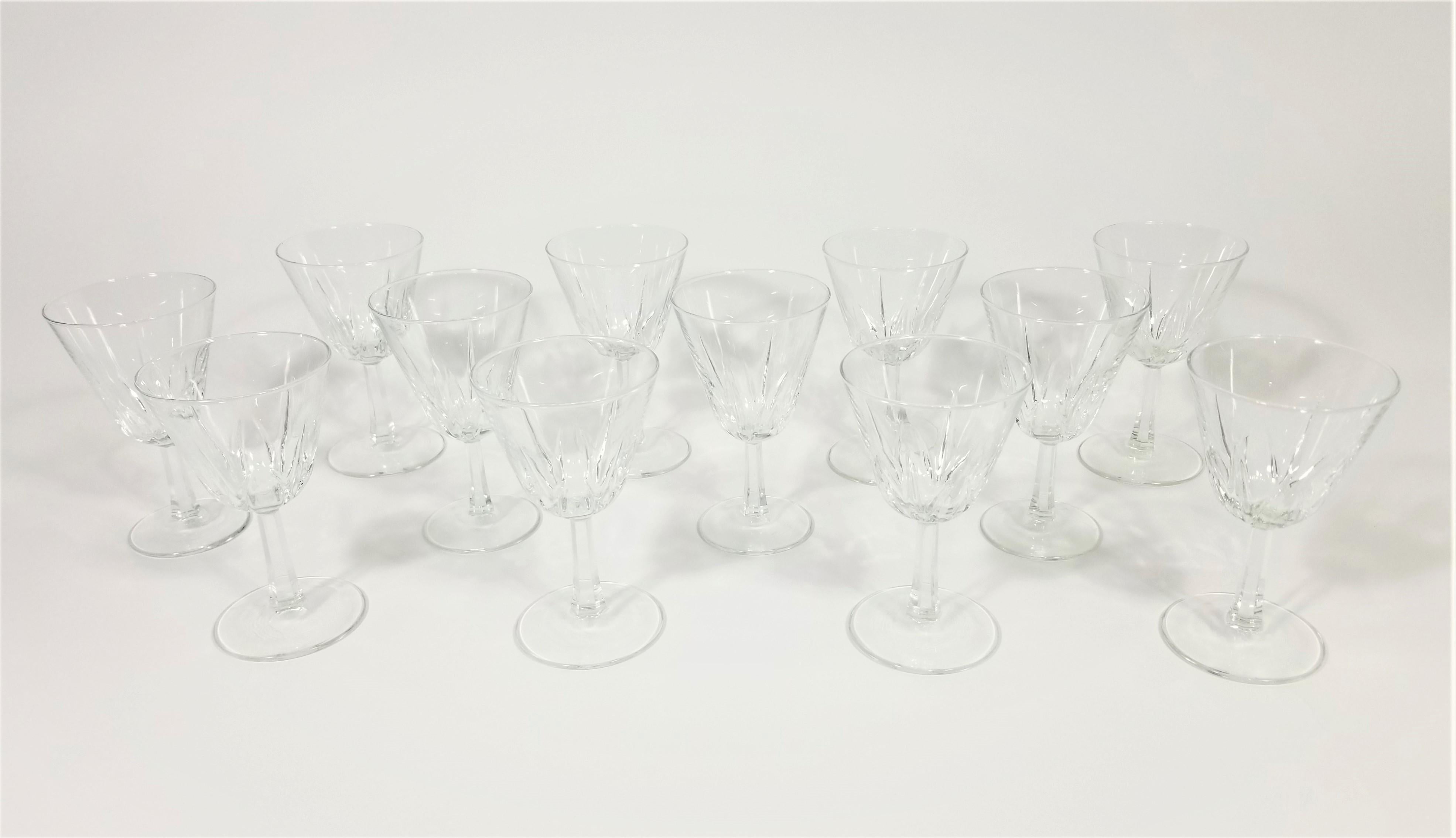 Set di 12 bicchieri in cristallo francese di Renaissance Verrerie D' arques. Tutti gli occhiali sono marchiati Francia. Medioevo. Condizioni eccellenti.
