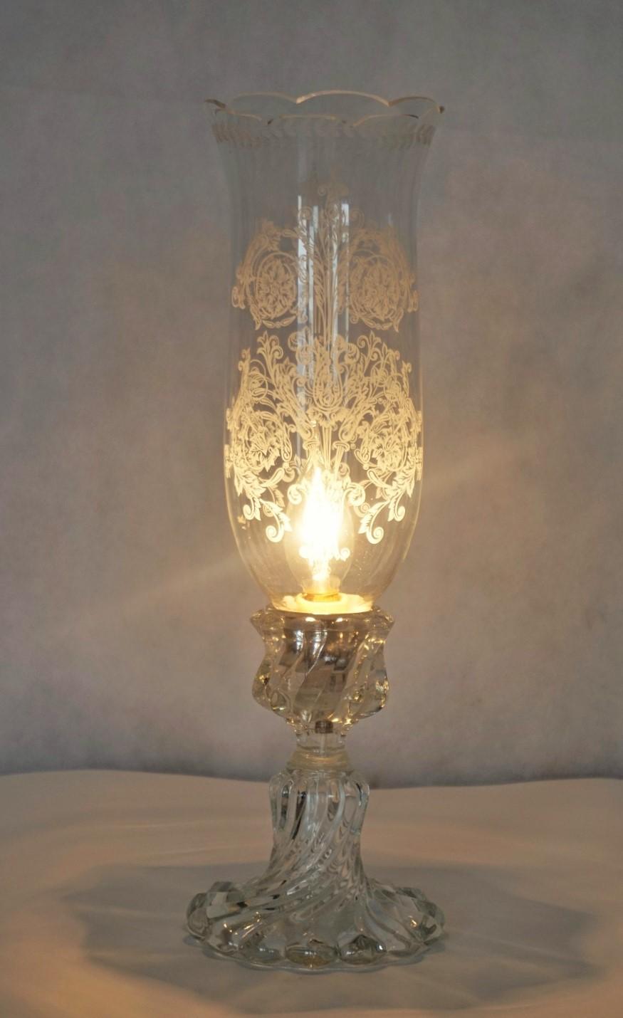 Français Lampe de bureau française avec tulipe gravée en cristal Baccarat en vente