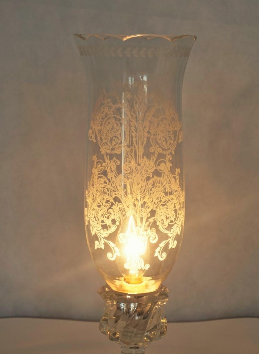 Gravé Lampe de bureau française avec tulipe gravée en cristal Baccarat en vente