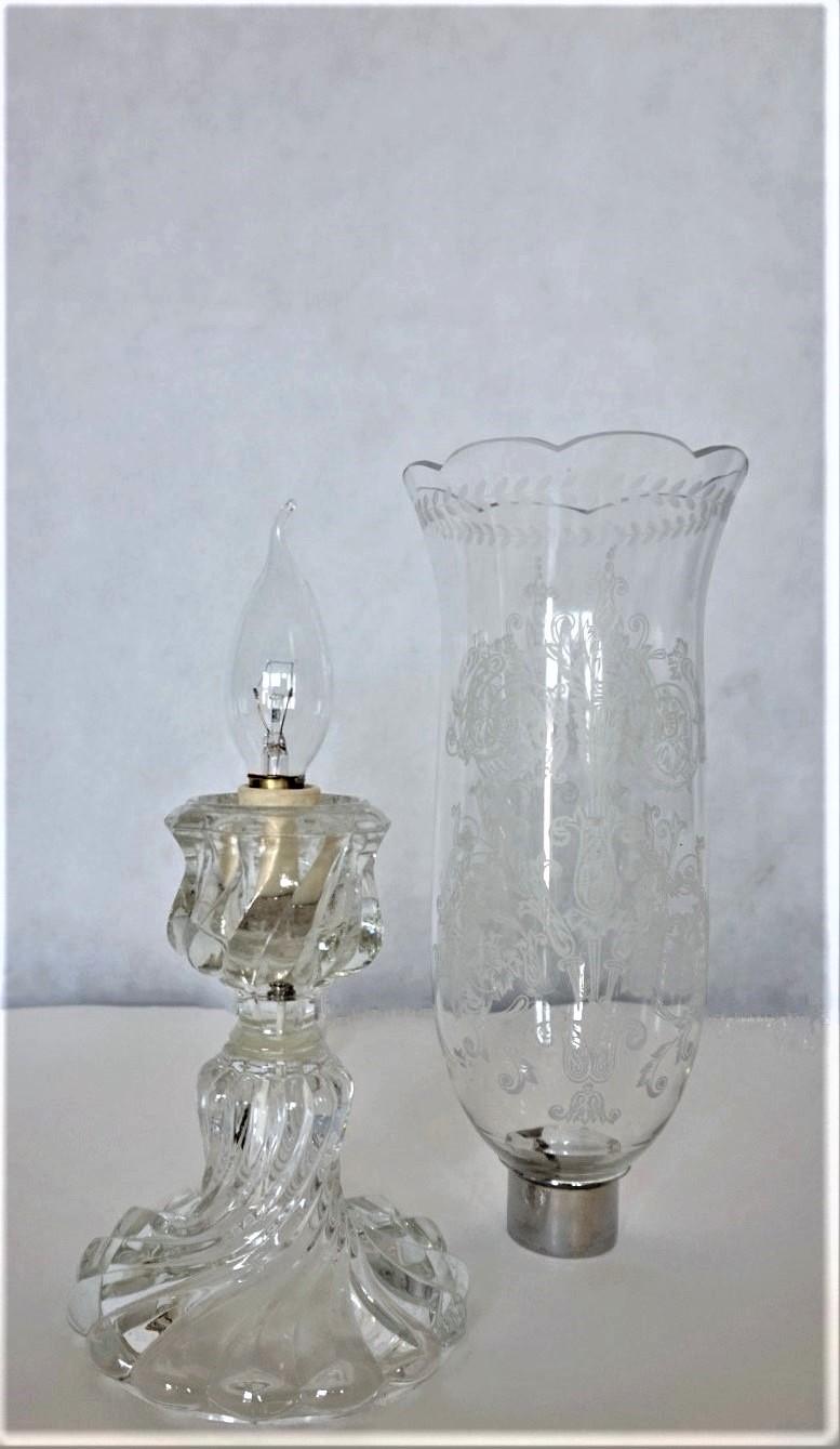 20ième siècle Lampe de bureau française avec tulipe gravée en cristal Baccarat en vente