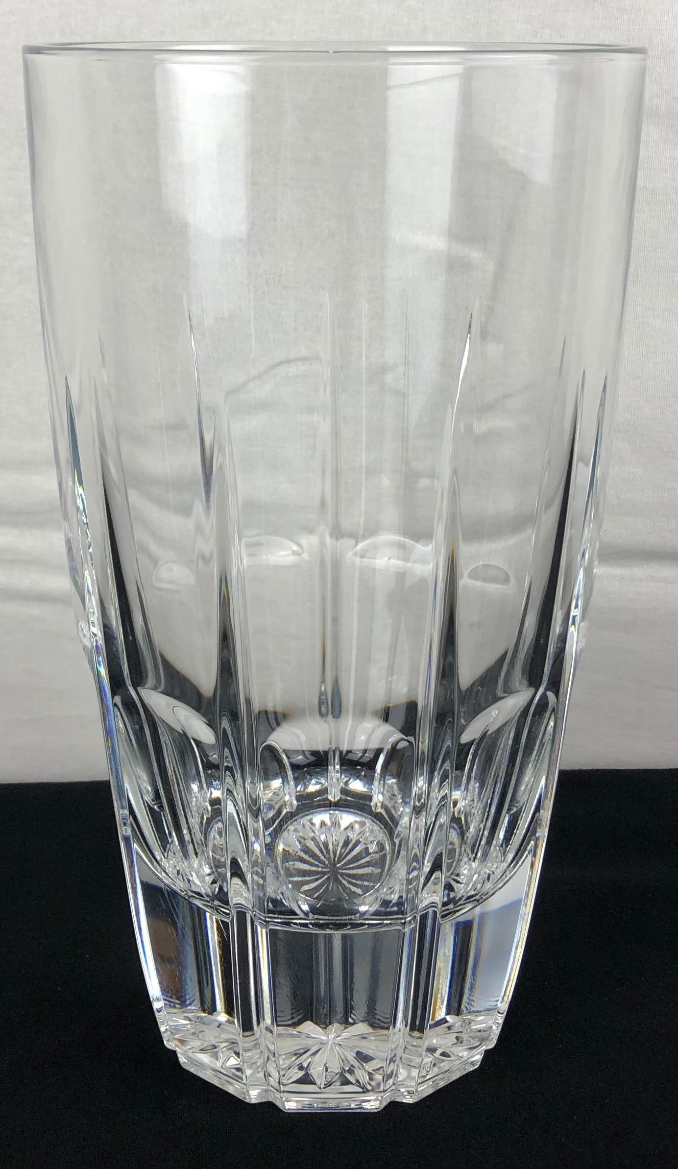 Eine französische Kristallvase, die von einem einfachen Design bis hin zu außergewöhnlichen Details des französischen Kunstglases aus den 1980er Jahren reicht. Herrlich schweres Kristall von sehr guter Qualität, das beim Anzapfen schön klingt.