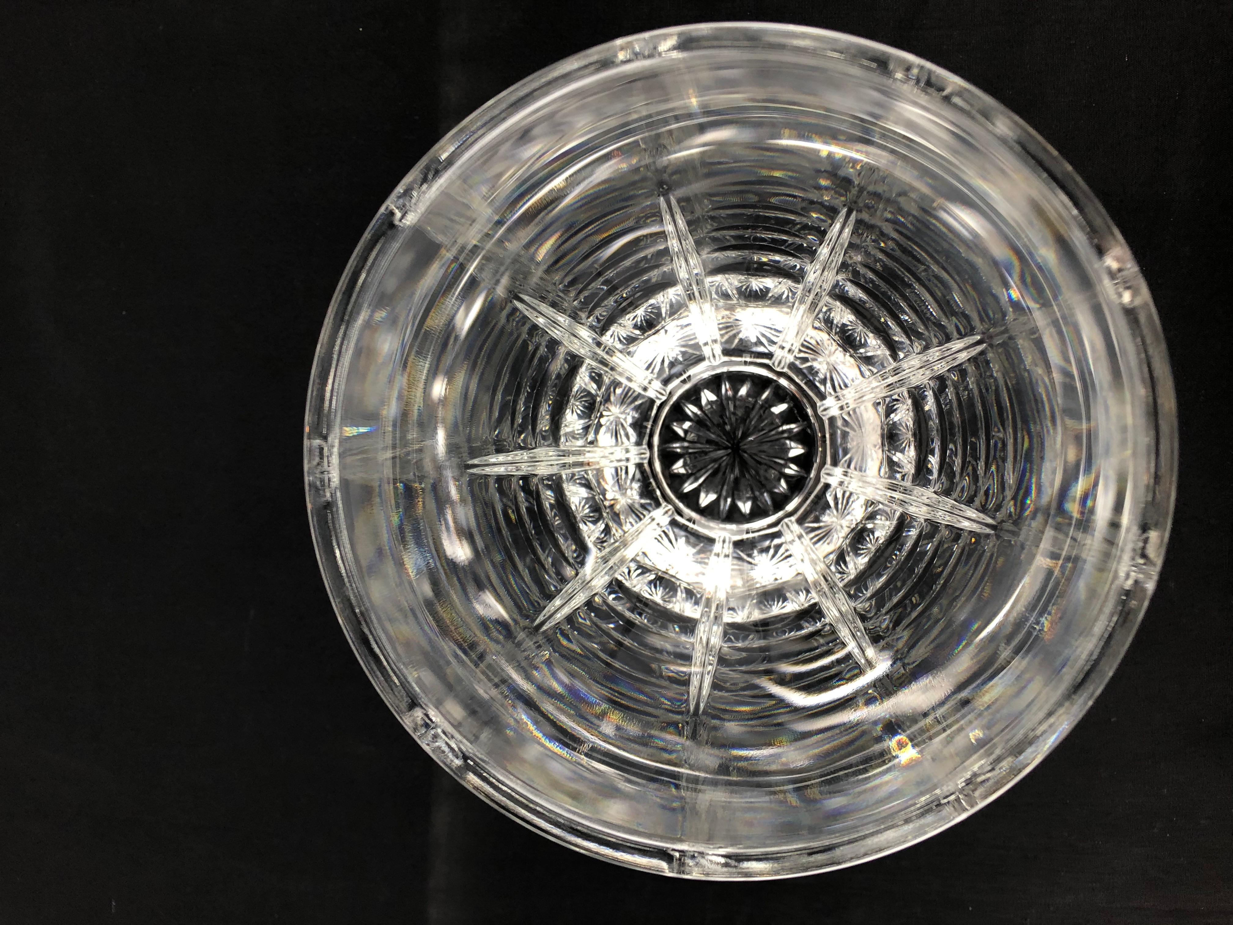 Vase aus handgeschliffenem Kristall von Reims, zeitgenössisches Design im Zustand „Gut“ im Angebot in Miami, FL