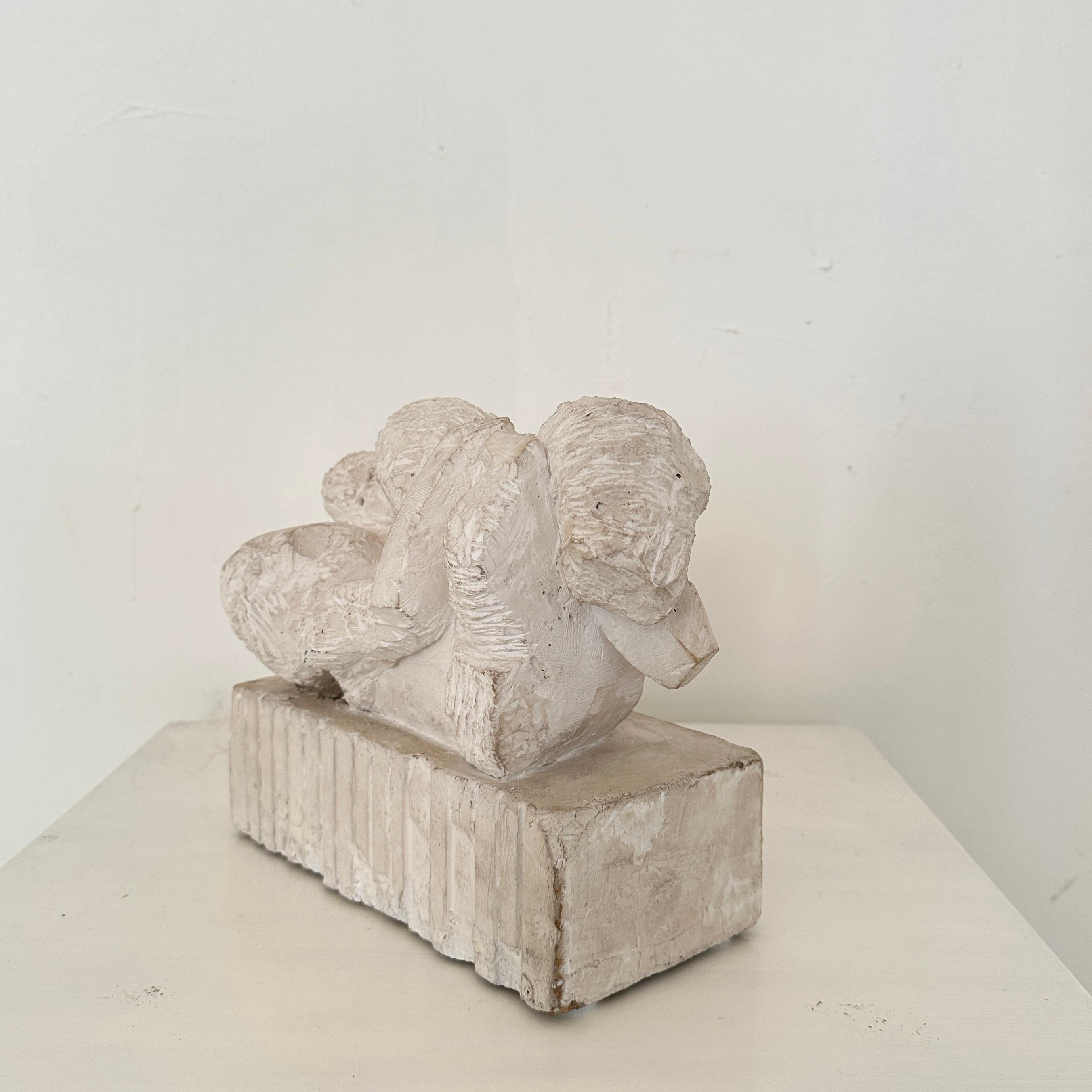 Questa scultura cubista francese in gesso, risalente al 1960 circa, raffigura splendidamente una coppia di innamorati, incarnando lo stile astratto e frammentato caratteristico del cubismo. Le figure sono rese in forme geometriche, con piani e