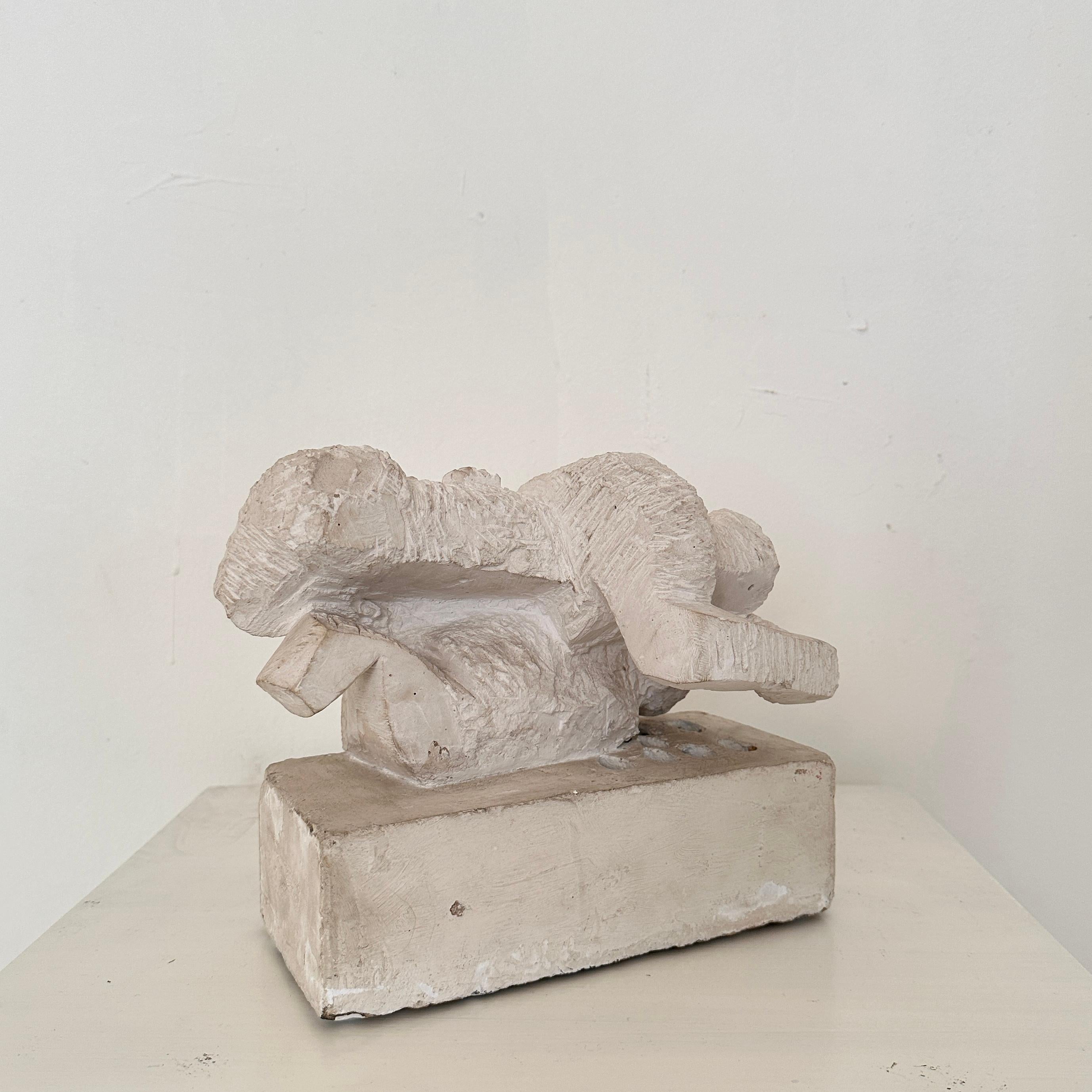 Mid-Century moderno Scultura cubista francese in gesso di una coppia di innamorati, 1960 circa in vendita
