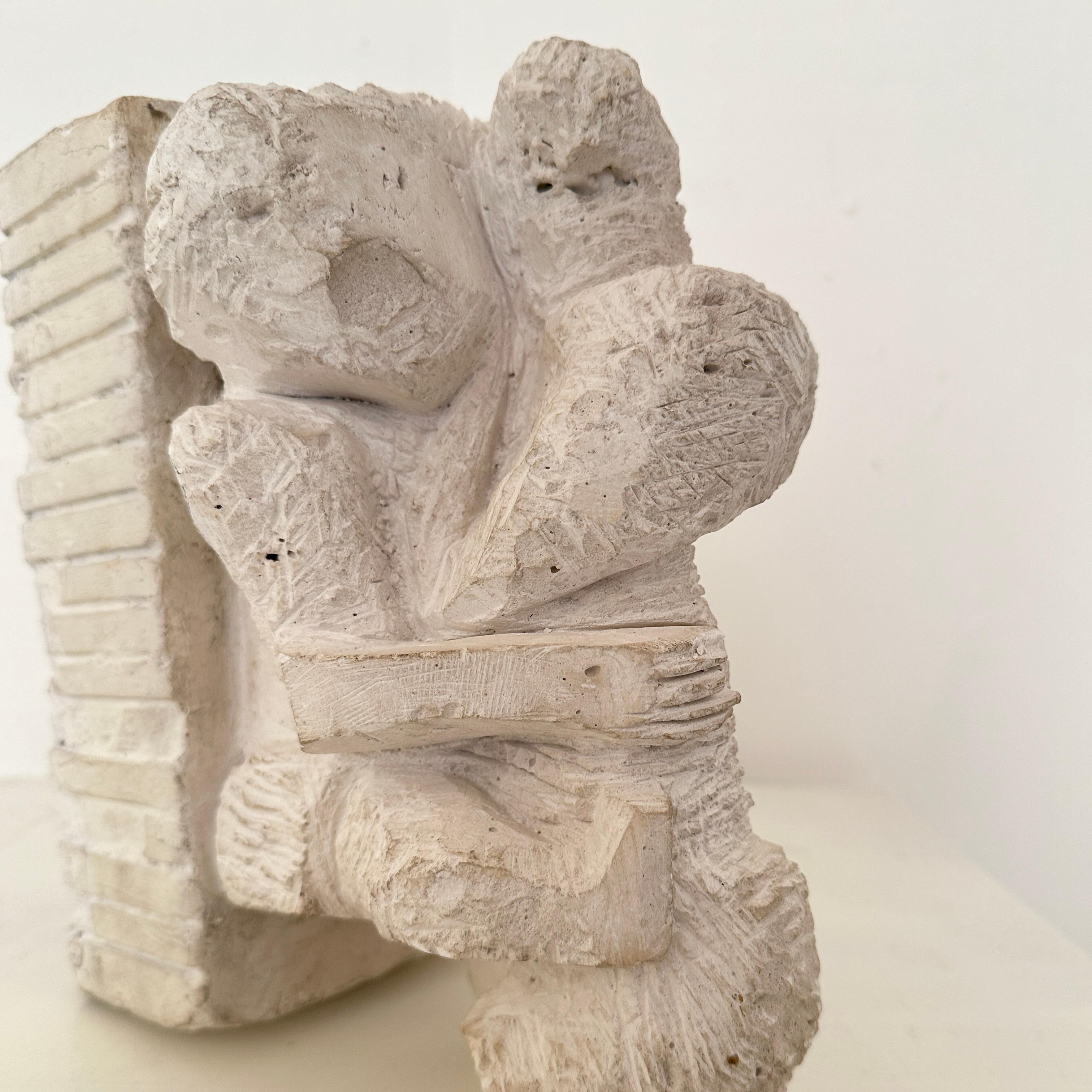 Metà XX secolo Scultura cubista francese in gesso di una coppia di innamorati, 1960 circa in vendita