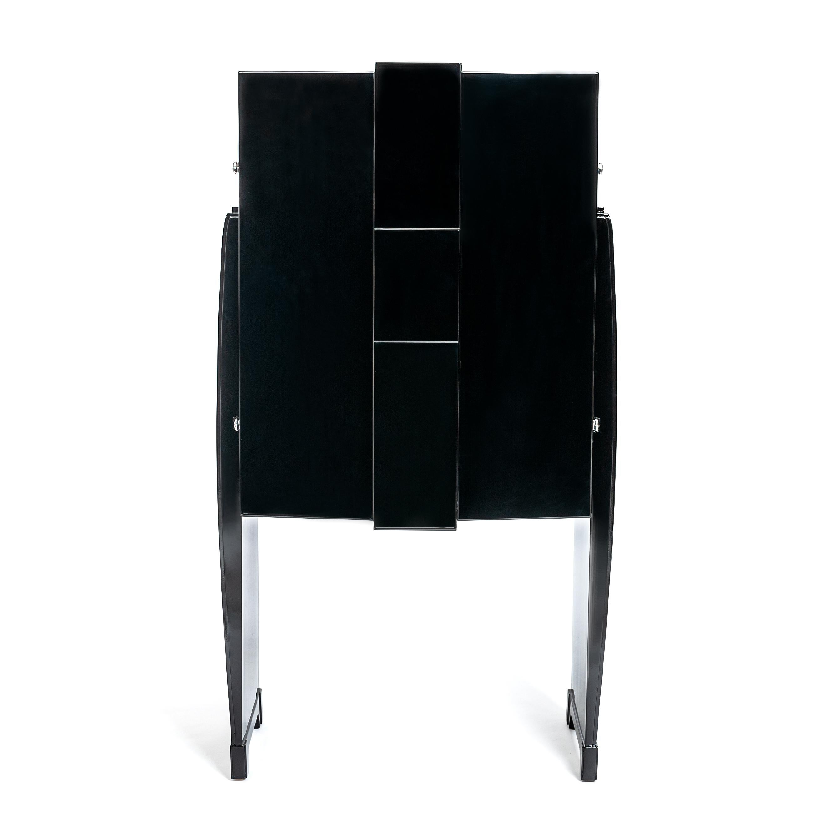 Meuble de bar Art déco français des années 1930. 
Design/One strict et clair avec des lignes en escalier. 
Pas de quincaillerie à l'exception des charnières de la porte. 
La porte s'enclenche simplement en haut et peut également être ouverte de