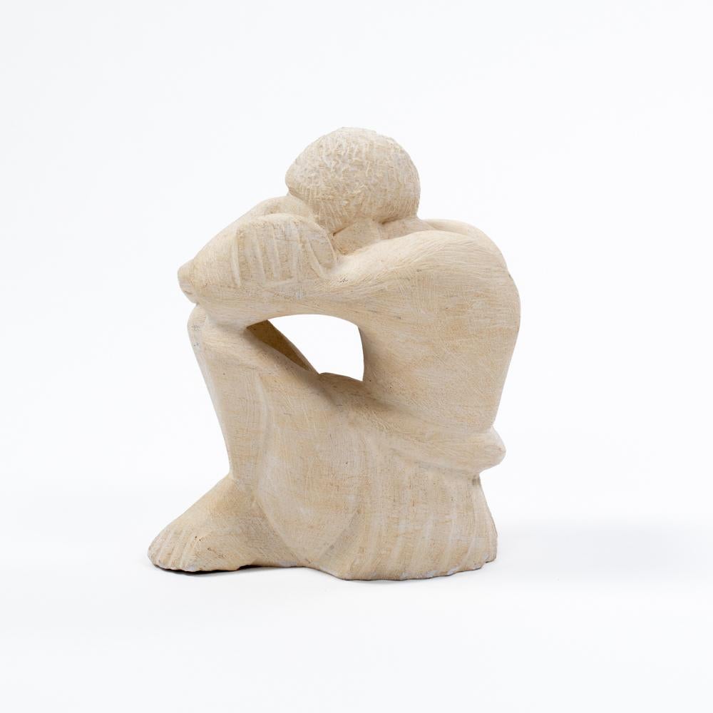 Französische kubistisch geformte figurative Art Déco Skulptur aus Sandstein signiert ML GORDEE (Handgefertigt) im Angebot