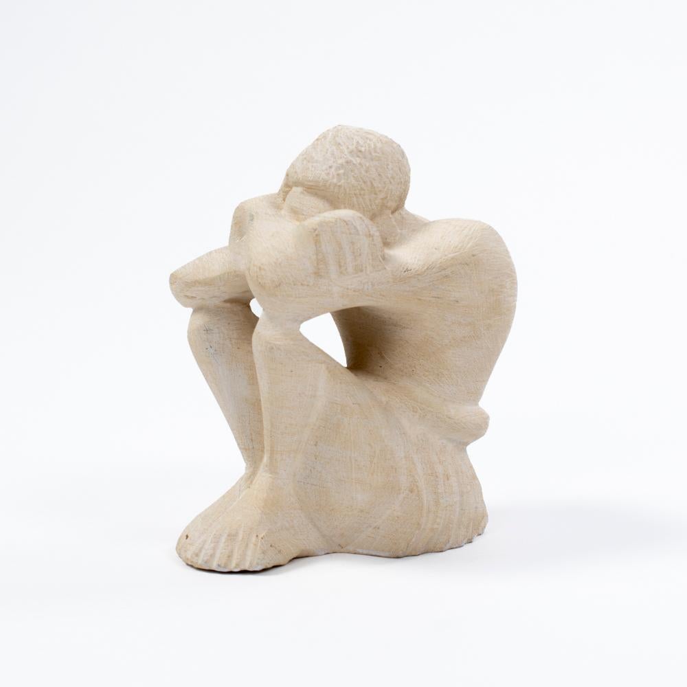 Französische kubistisch geformte figurative Art Déco Skulptur aus Sandstein signiert ML GORDEE im Zustand „Gut“ im Angebot in Salzburg, AT