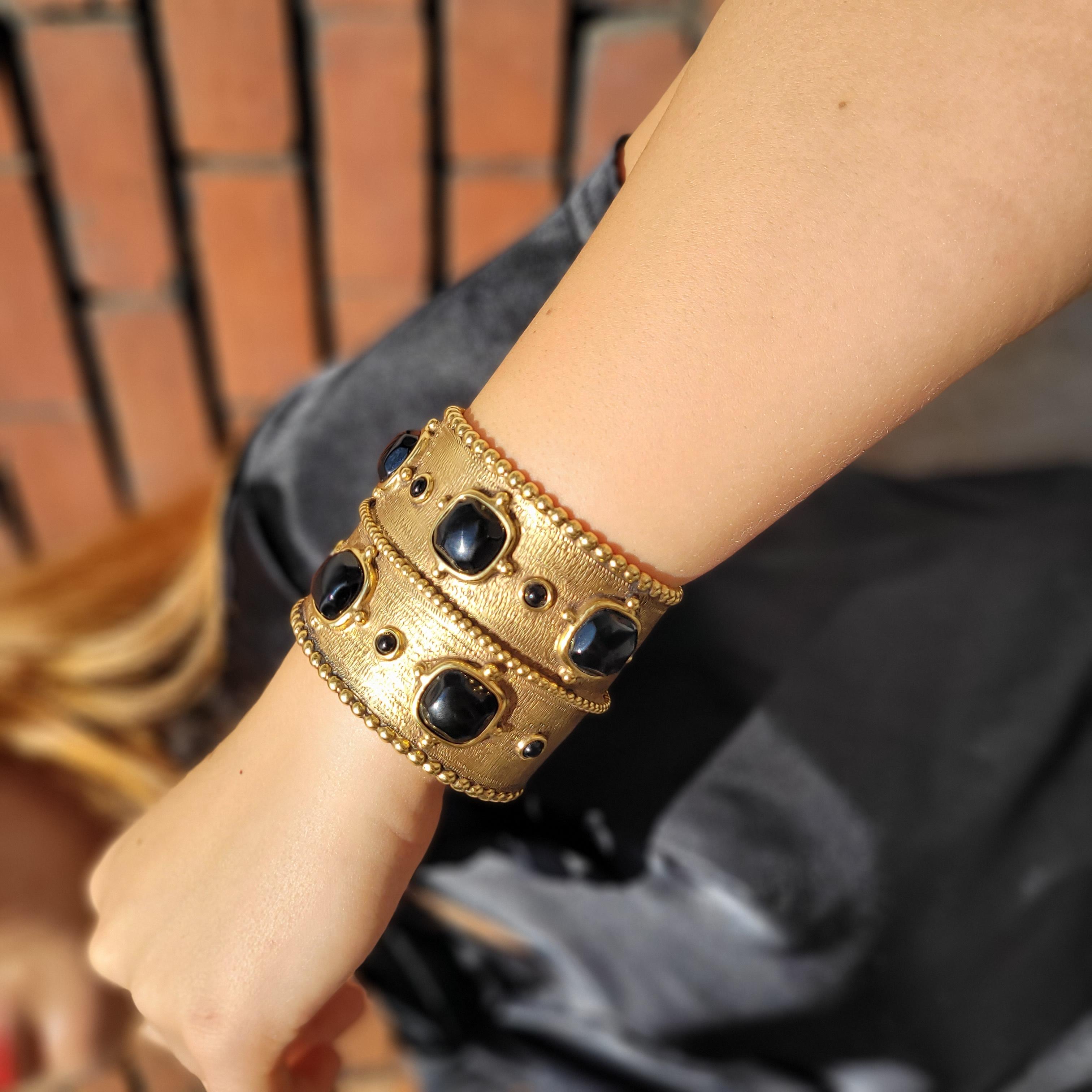 Brazalete puño francés GOOSENS. Placa de oro Ágata negra .Firmado Art Decó en venta