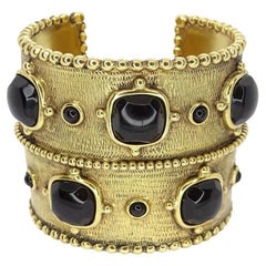 Bracelet manchette français GOOSENS. Plaque en or et agate noire, signée