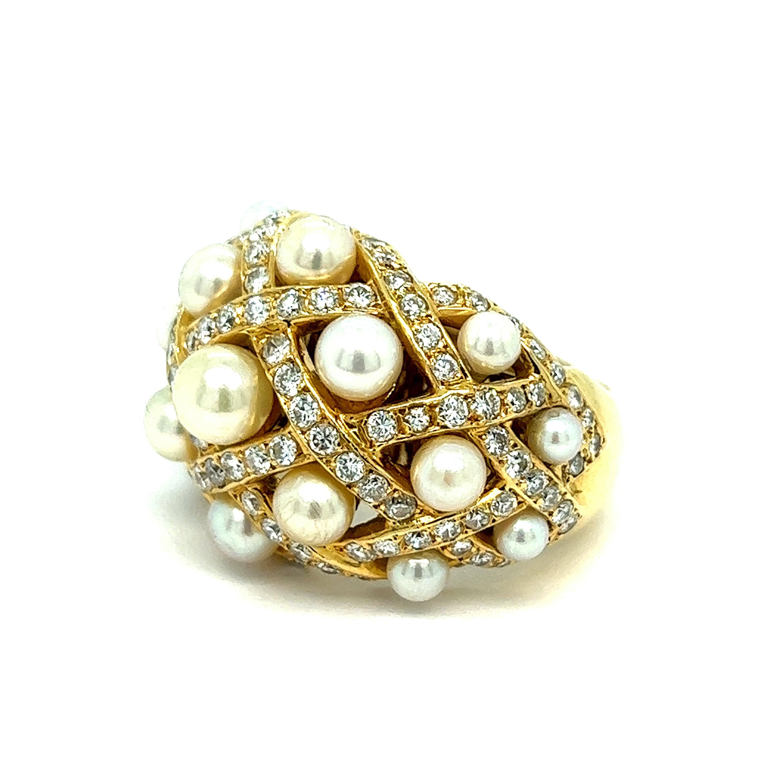 French cultured pearls diamond gold ring, circa 1970s

Seventeen cultured pearls of varying sizes, round-cut diamonds, set on 18 karat yellow gold

Size: 6.5 US; top width 0.75 inch
Total weight: 18.0 grams