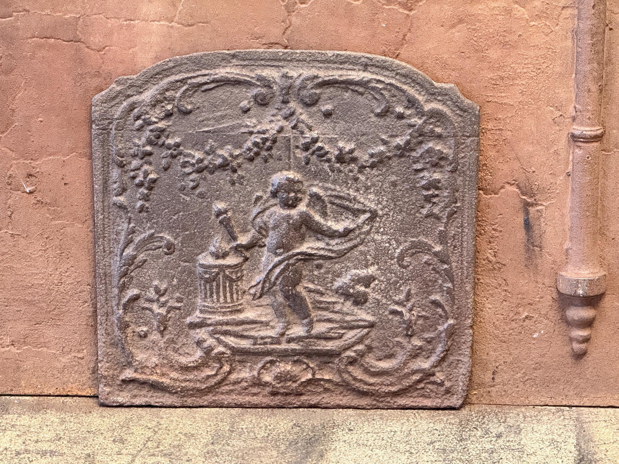 French 'Cupid' Fireback / Backsplash, 18th - 19th C., Neoclassical Period In Good Condition For Sale In Amerongen, Amerongen