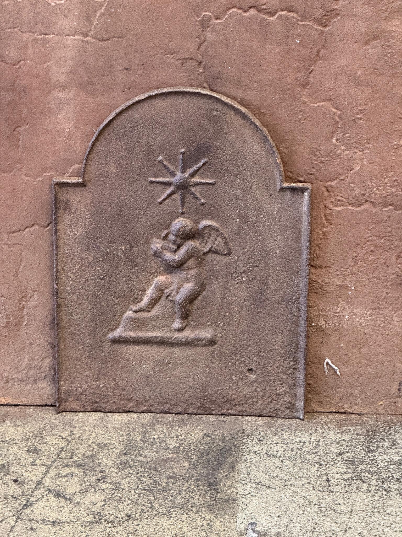 Caminetto francese di epoca neoclassica del XVIII-XIX secolo con cupido.

Lo schienale è in ghisa e presenta una patina marrone naturale. Su richiesta, può essere realizzato in nero/acciaio senza costi aggiuntivi. È in buone condizioni e non