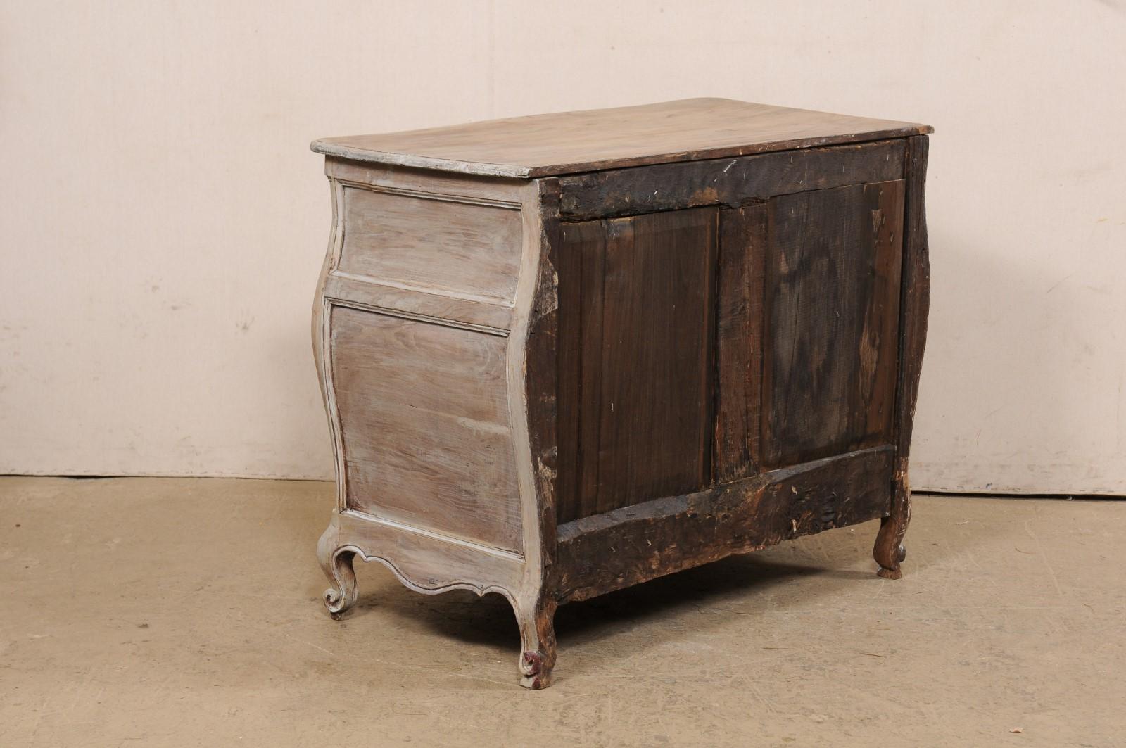 French Curvaceous Bombé Three-Drawer Chest, Late 18th Century For Sale 6