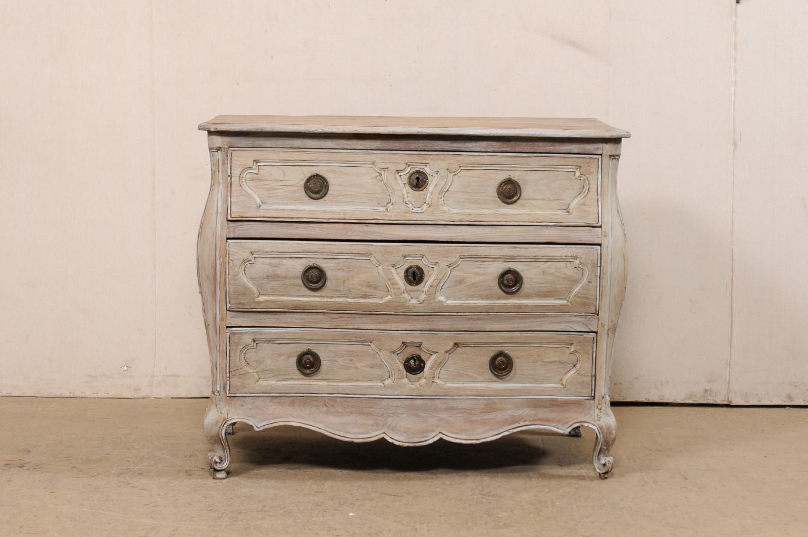 French Curvaceous Bombé Three-Drawer Chest, Late 18th Century For Sale 8