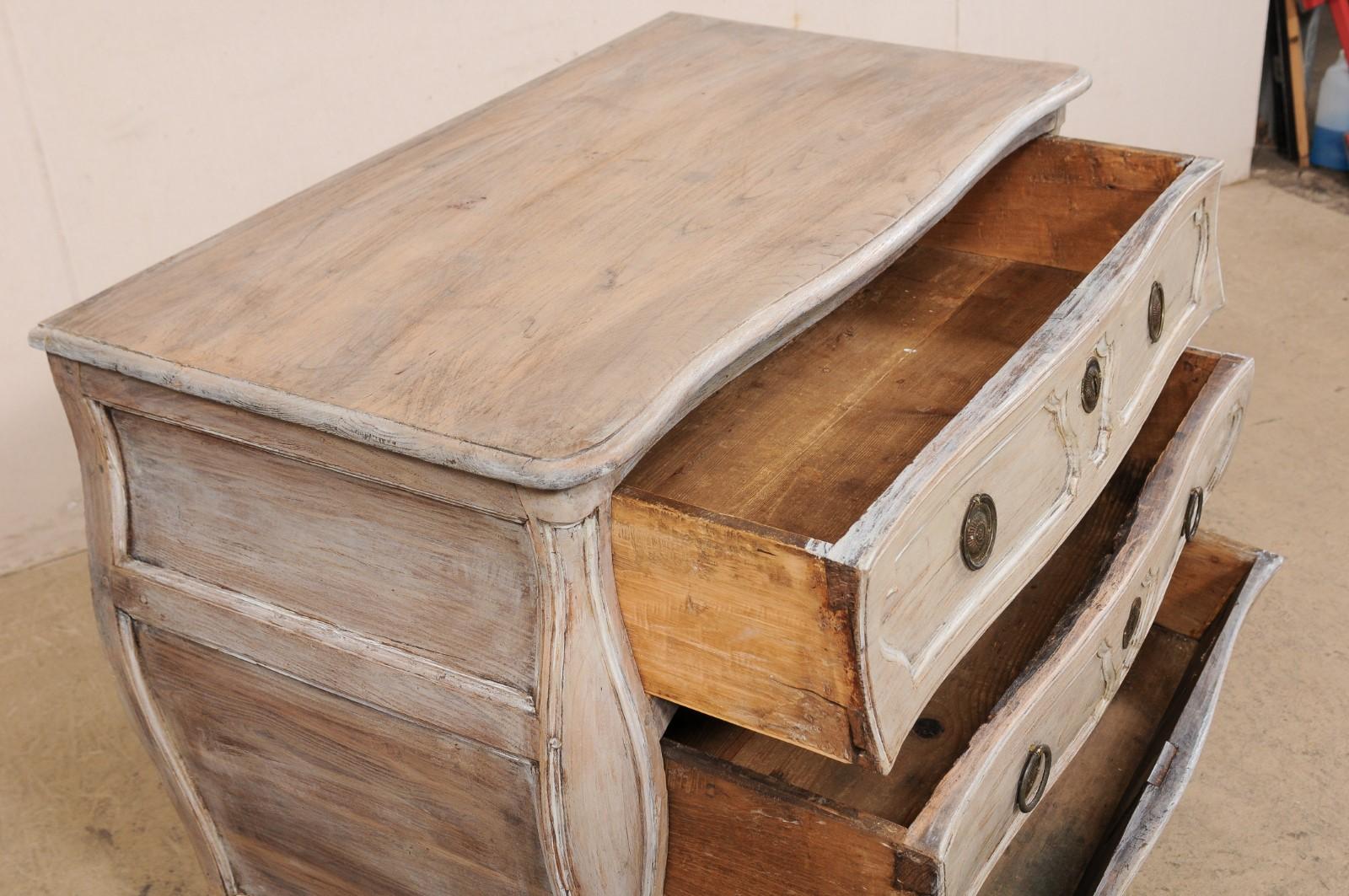 French Curvaceous Bombé Three-Drawer Chest, Late 18th Century For Sale 2