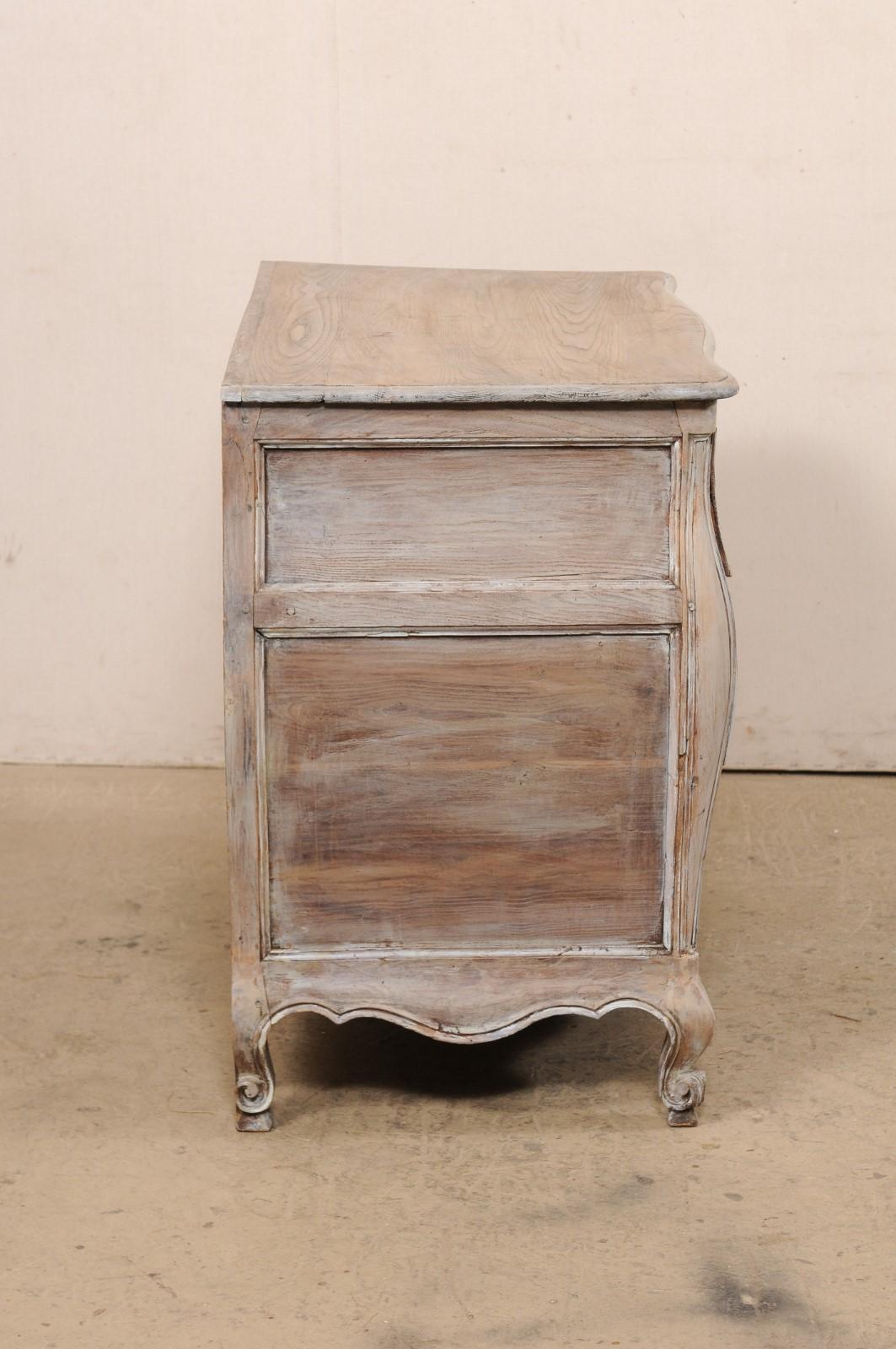 Coffre à trois tiroirs en forme de bombé, fin du XVIIIe siècle en vente 2