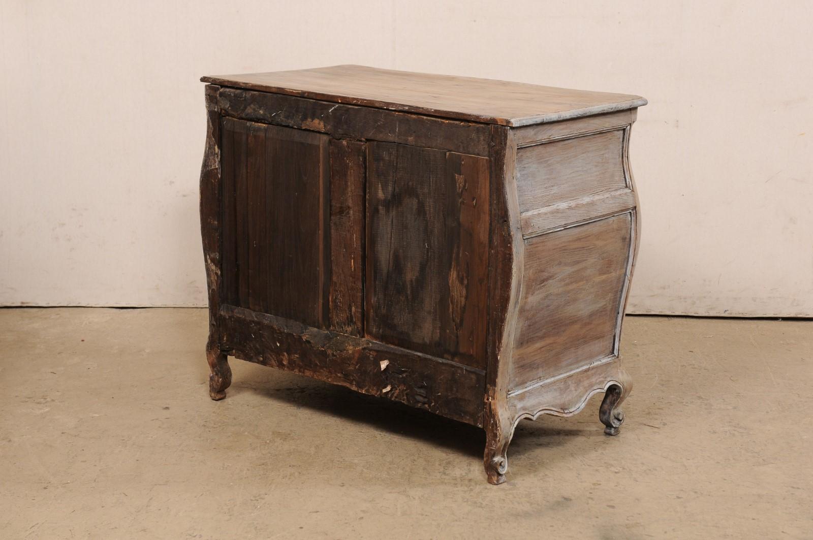 French Curvaceous Bombé Three-Drawer Chest, Late 18th Century For Sale 4