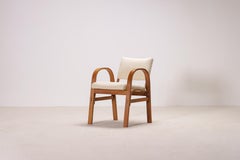Fauteuil français en hêtre courbé, fin des années 1940-1950, nouvellement tapissé en Nobilis