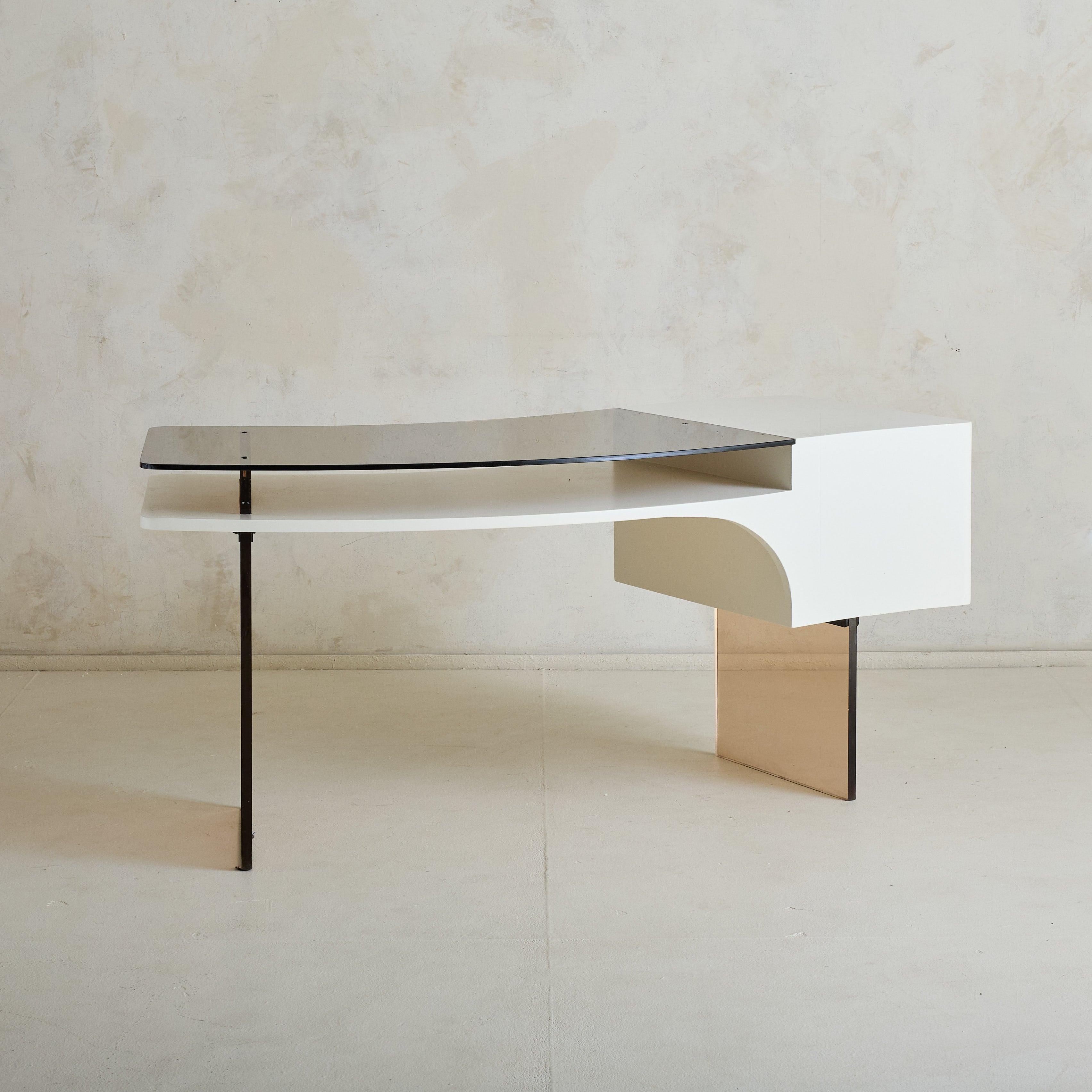 Exemple frappant du design français du milieu du siècle, ce bureau incurvé des années 1960 allie une esthétique moderniste à des lignes minimalistes. Sa structure asymétrique présente un corps sculptural en bois blanc, ancré par des pieds