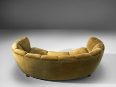Französisches geschwungenes Sofa aus senffarbenem Samt:: 1950er Jahre