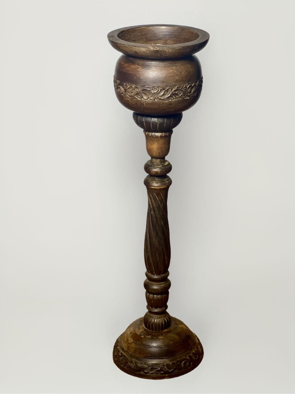 Porte-plante à piédestal unique en bois sculpté, fabriqué à la main en France, au début du 20e siècle. Commandé à un artisan qualifié pour une conception sur mesure, il présente une forme de balustre, tourné à la main sur un tour avec des sculptures