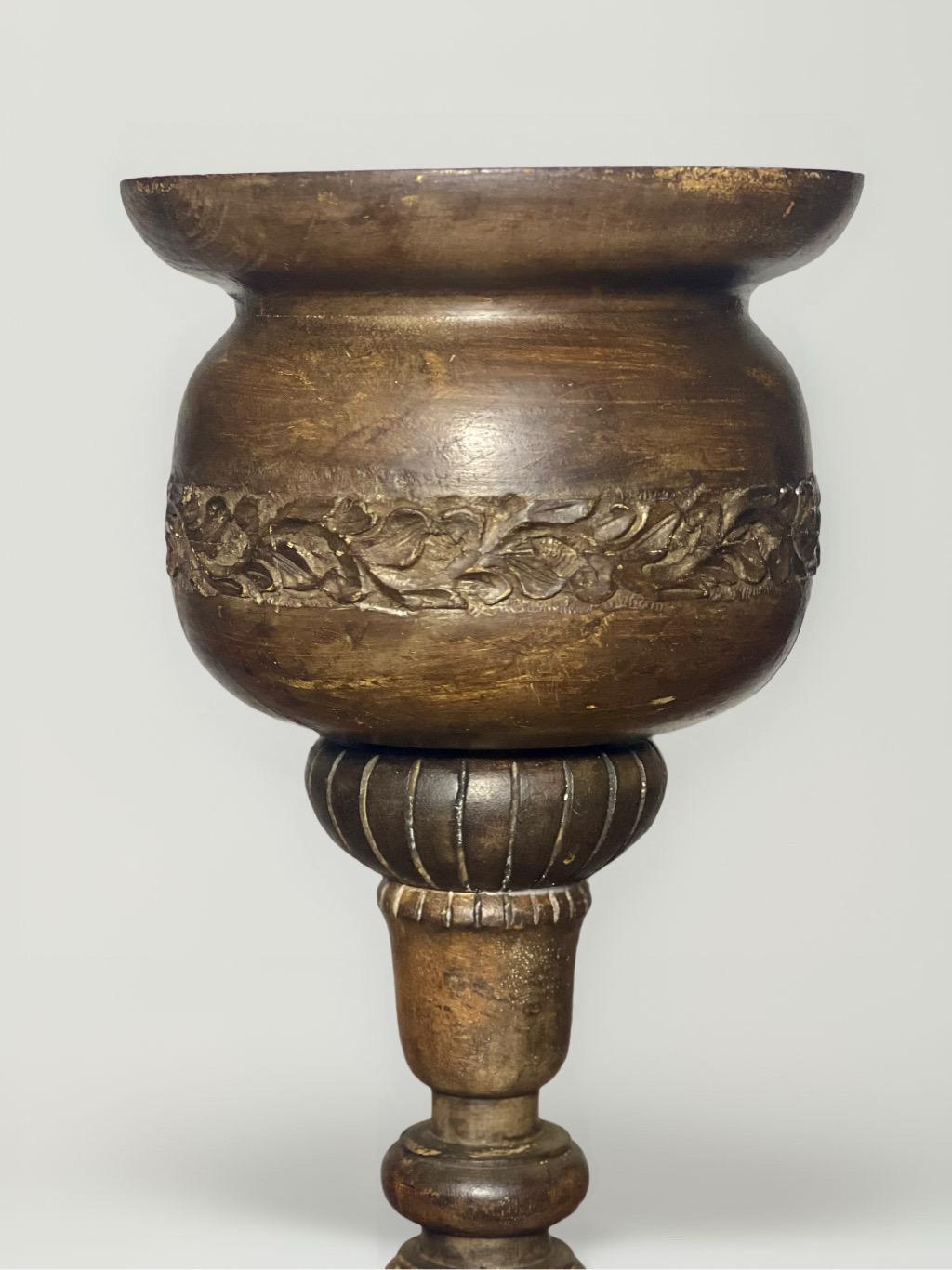 Sculpté à la main Jardinière à piédestal en bois sculpté, fabriquée à la main par un artisan français. Début du 20e siècle en vente