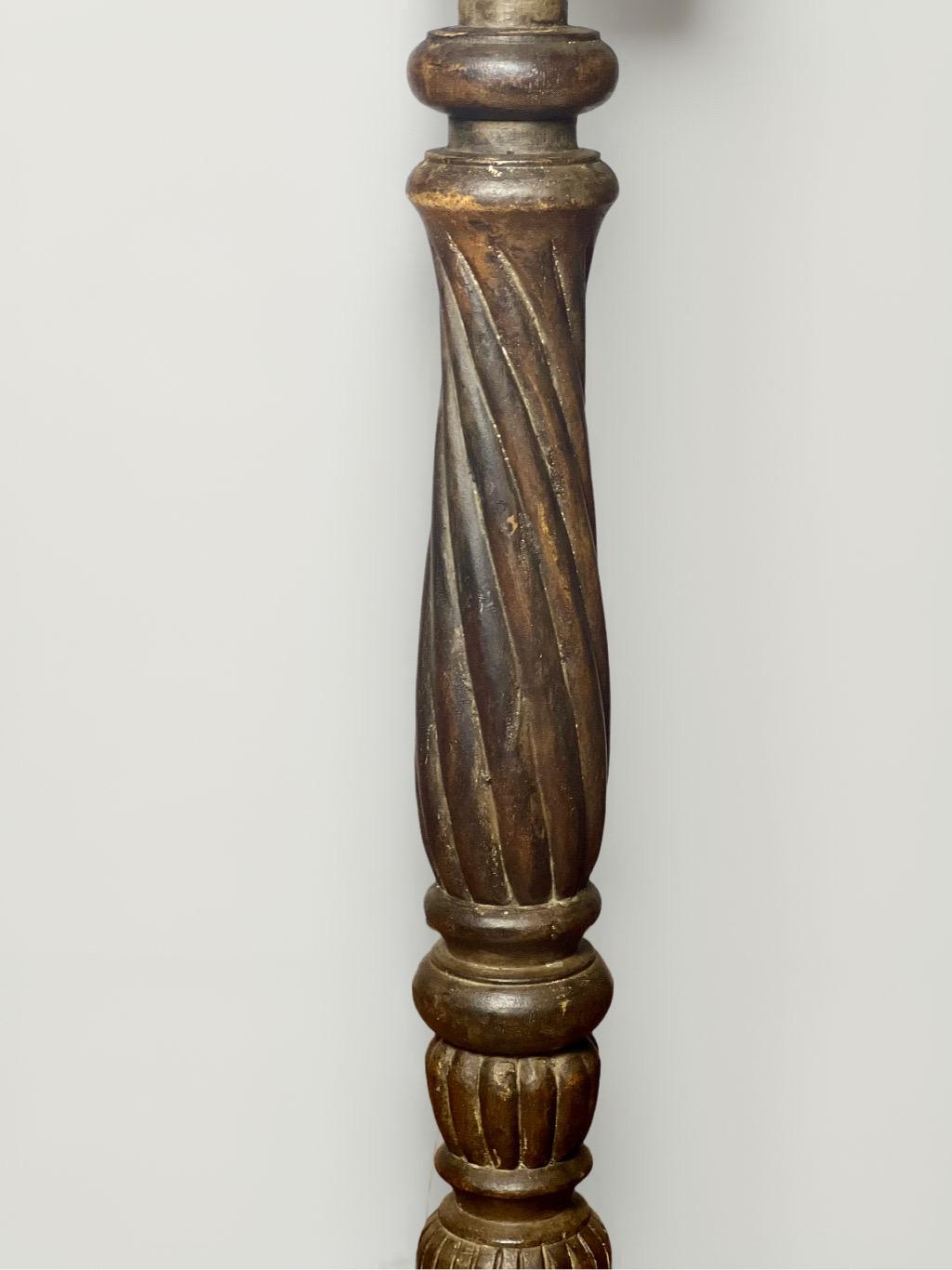 20ième siècle Jardinière à piédestal en bois sculpté, fabriquée à la main par un artisan français. Début du 20e siècle en vente
