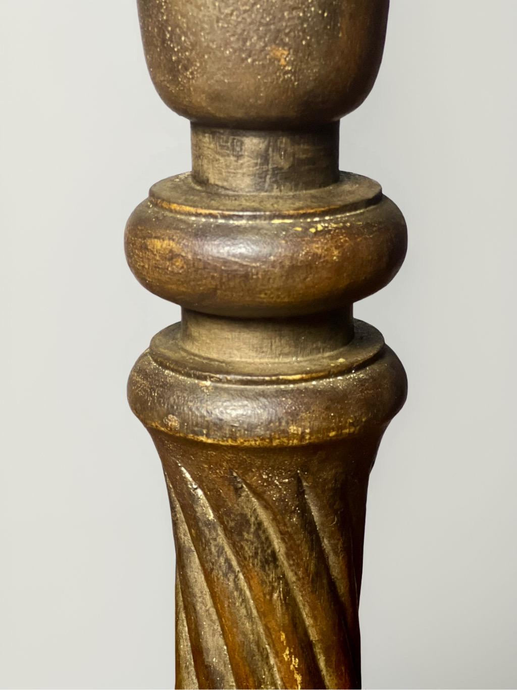 Bois Jardinière à piédestal en bois sculpté, fabriquée à la main par un artisan français. Début du 20e siècle en vente