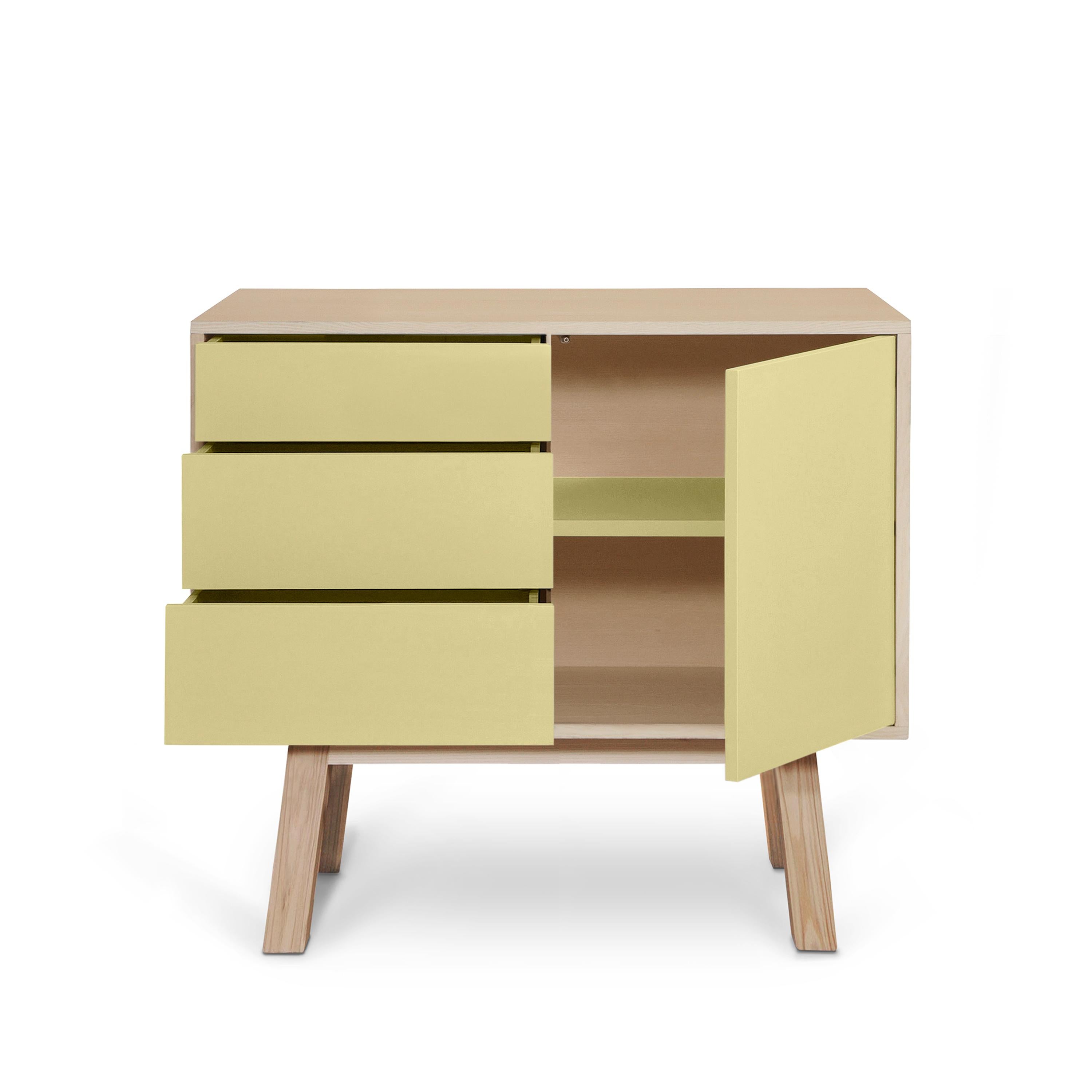 Giallo artigianale francese personalizzabile  Credenza in legno a 1 porta e 3 cassetti in vendita 2