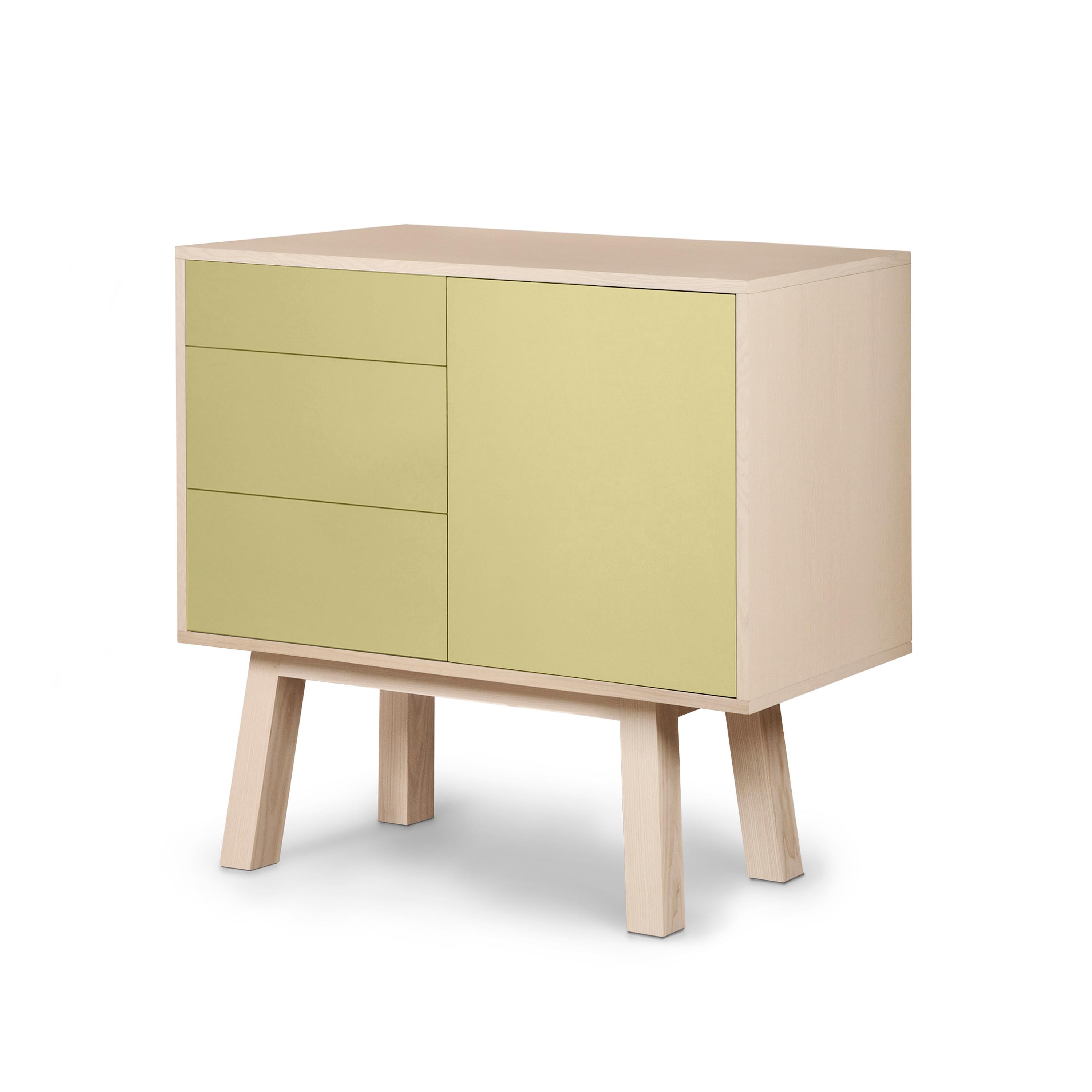 Giallo artigianale francese personalizzabile  Credenza in legno a 1 porta e 3 cassetti In condizioni Nuovo in vendita a Landivy, FR
