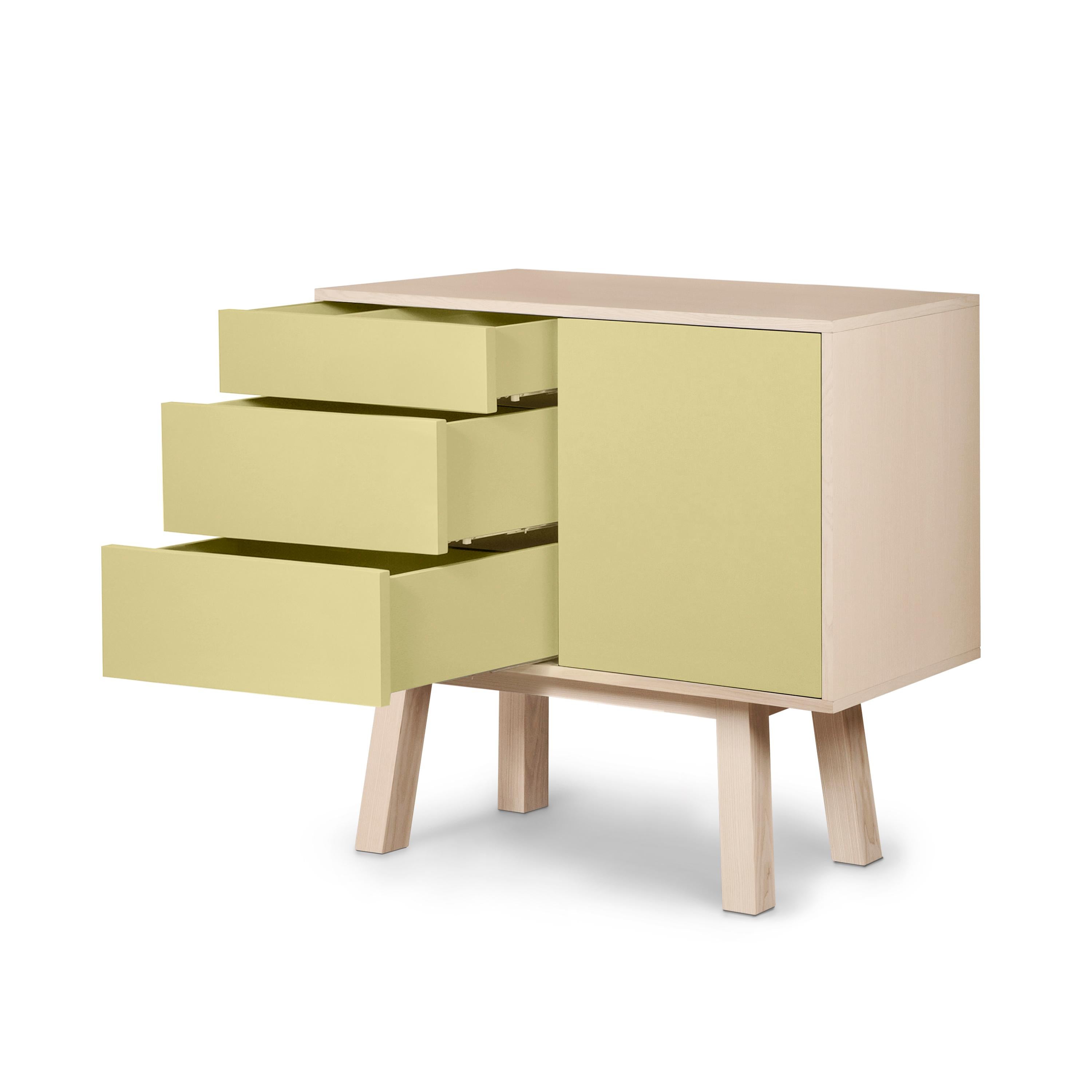 XXI secolo e contemporaneo Giallo artigianale francese personalizzabile  Credenza in legno a 1 porta e 3 cassetti in vendita