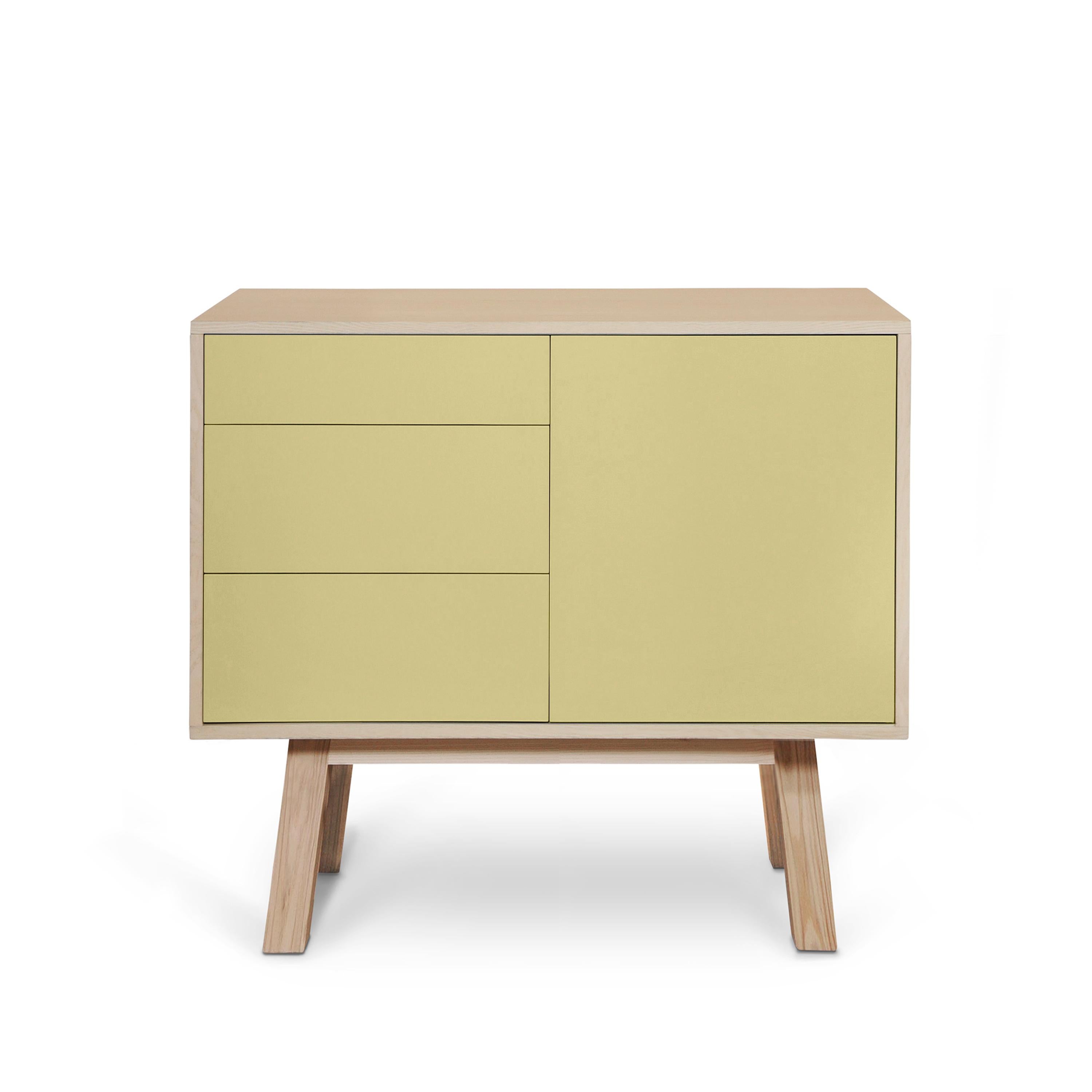 Legno Giallo artigianale francese personalizzabile  Credenza in legno a 1 porta e 3 cassetti in vendita