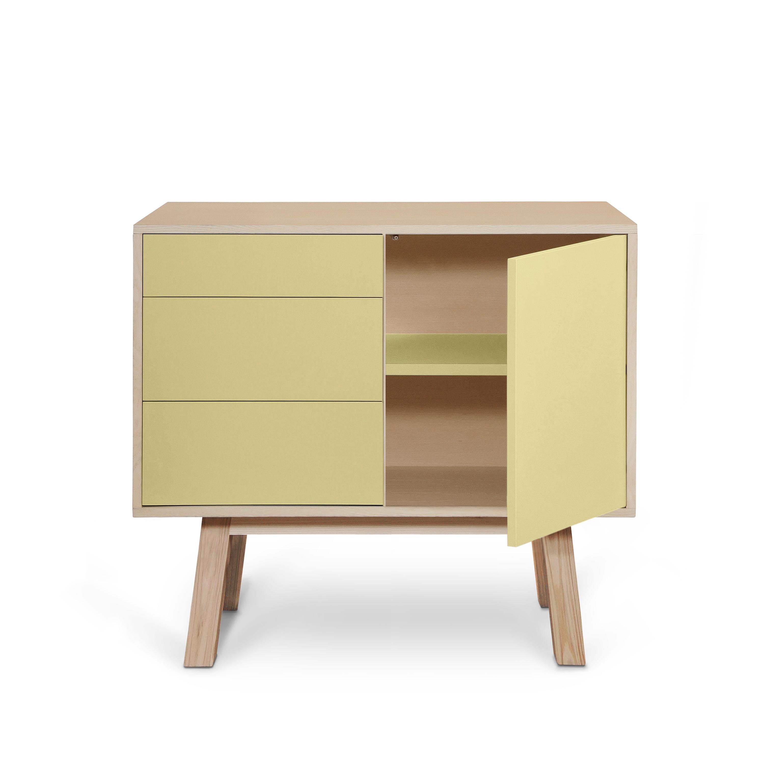 Giallo artigianale francese personalizzabile  Credenza in legno a 1 porta e 3 cassetti in vendita 1