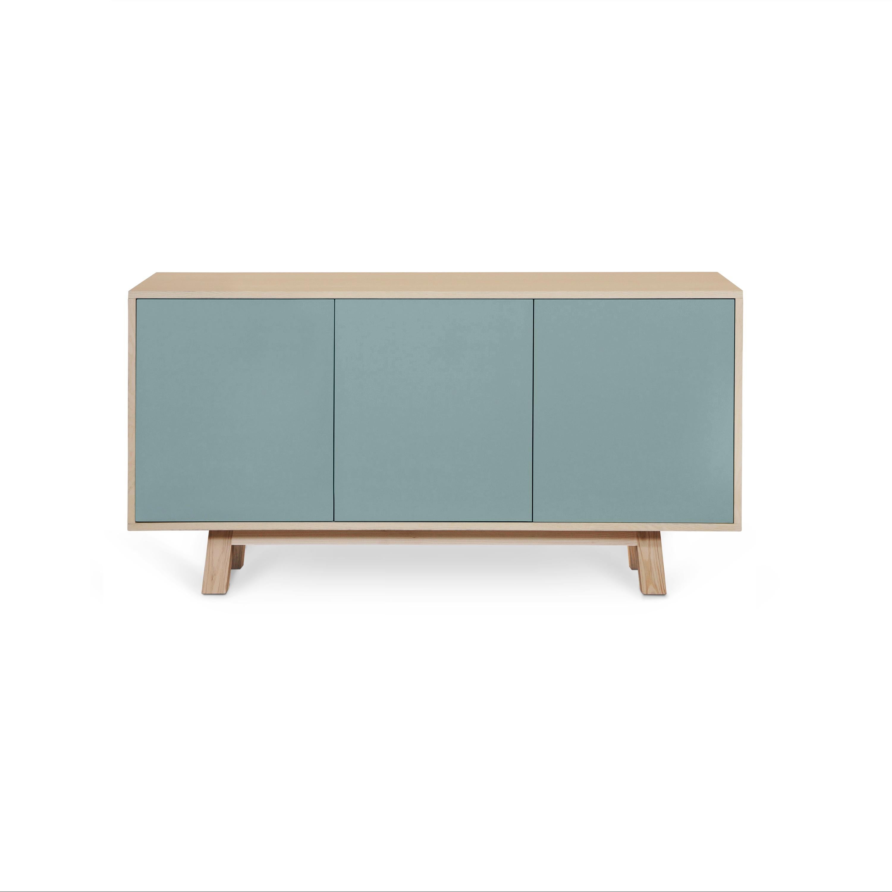 Questa credenza a 3 ante è realizzata al 100% in Francia in rovere, rovere impiallacciato e con ante laccate in pannelli MDF. 

Le 3 porte si aprono con una pressione 