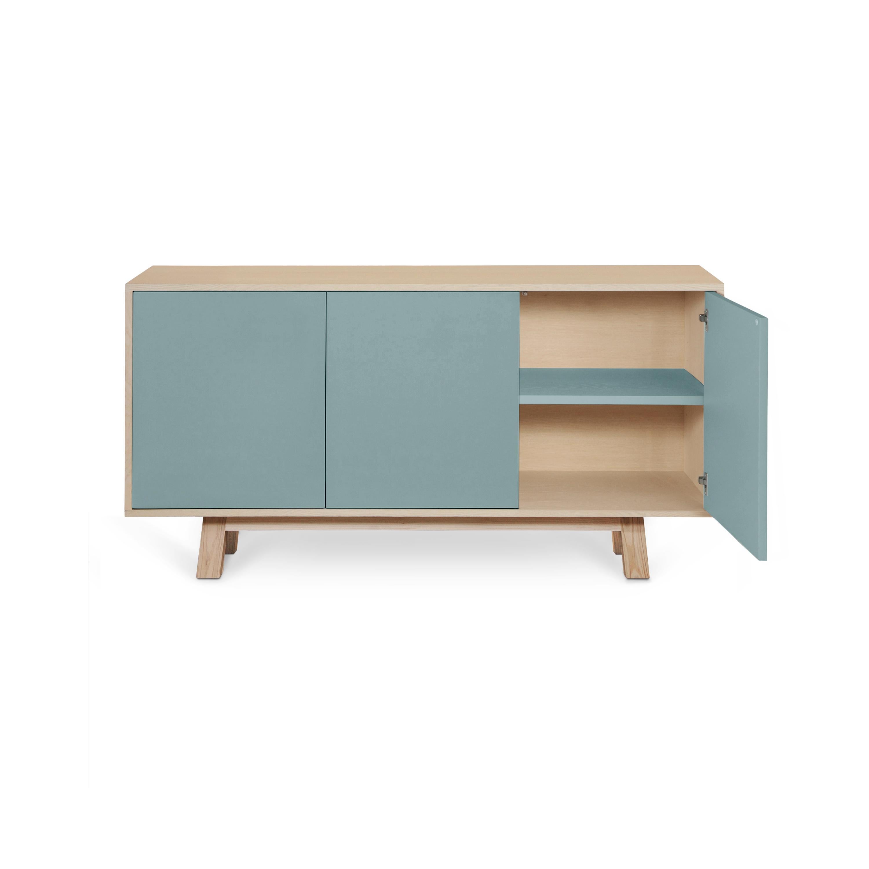 Scandinavo moderno Credenza francese personalizzabile di design a 3 ante grigio blu di Eric Gizard Paris in vendita