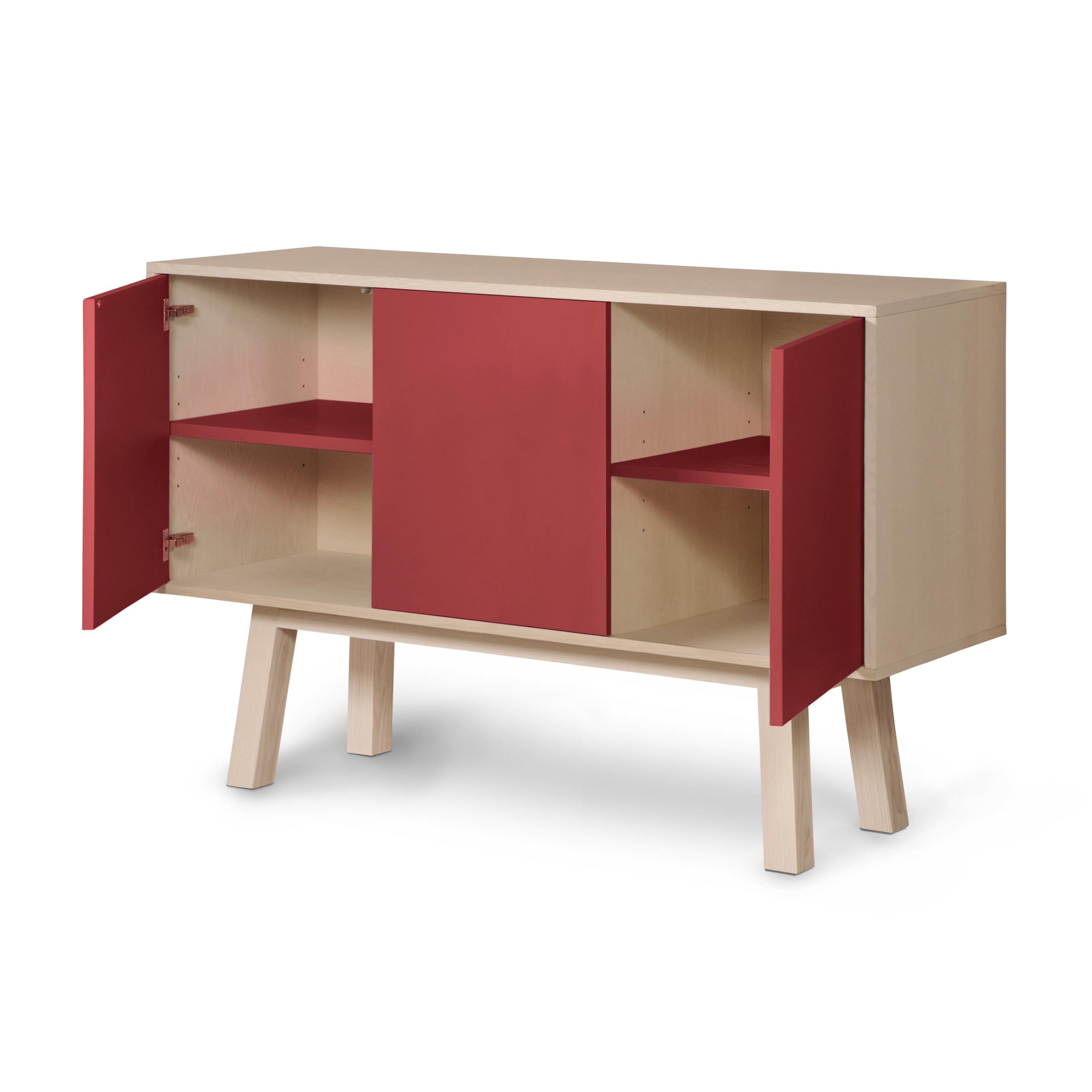 Este aparador de 3 puertas está fabricado 100% en Francia en roble, chapa de roble y con puertas lacadas en paneles de MDF. 

Las 3 puertas se abren con una presión de 