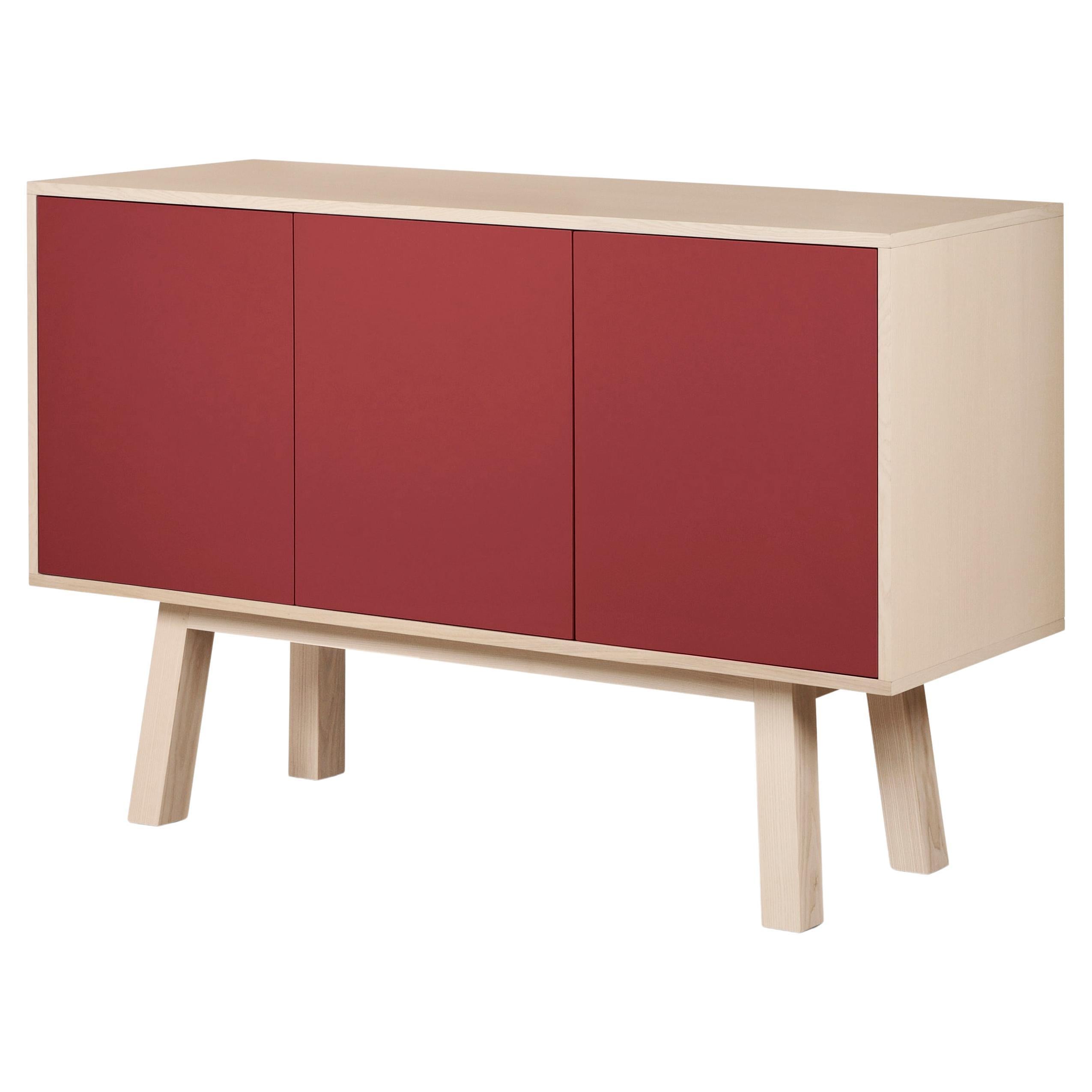Aparador francés personalizable rojo de 3 puertas, del diseñador Eric Gizard Paris en venta