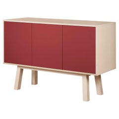 Aparador francés personalizable rojo de 3 puertas, del diseñador Eric Gizard Paris
